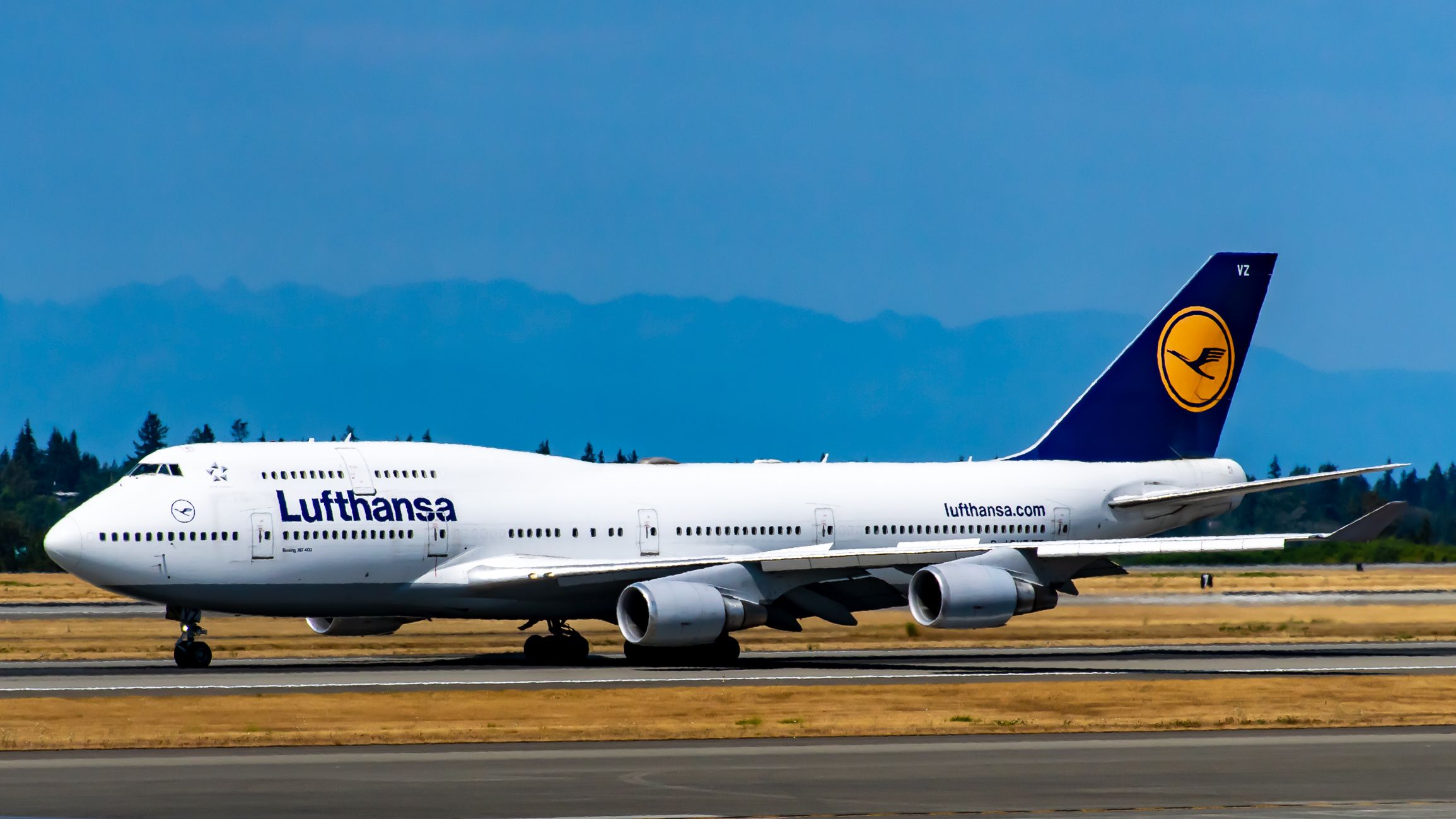 The Lufthansa 747-400 Pulls In