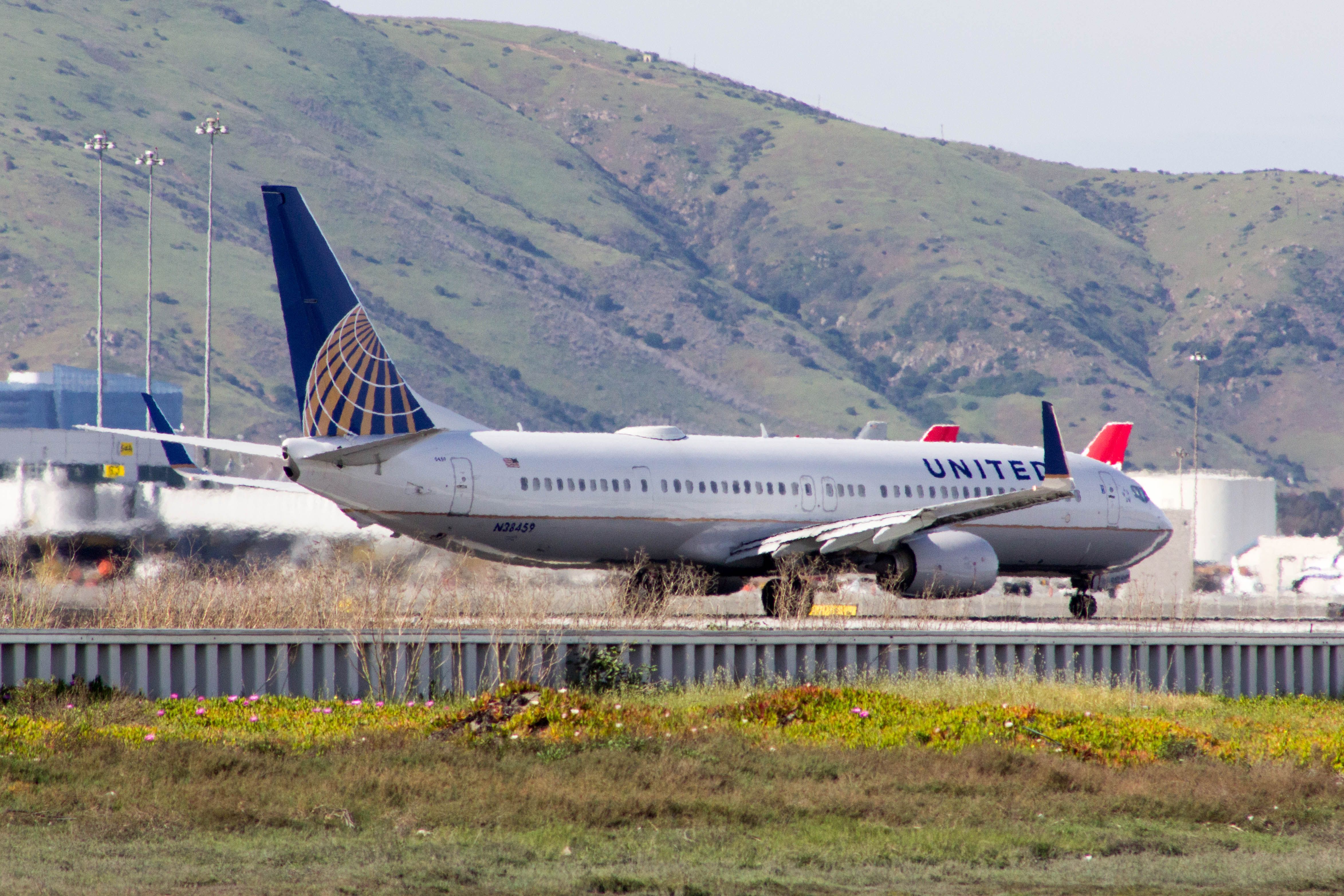 United_Airlines_Boeing_737-924_N38459_(16834880226)