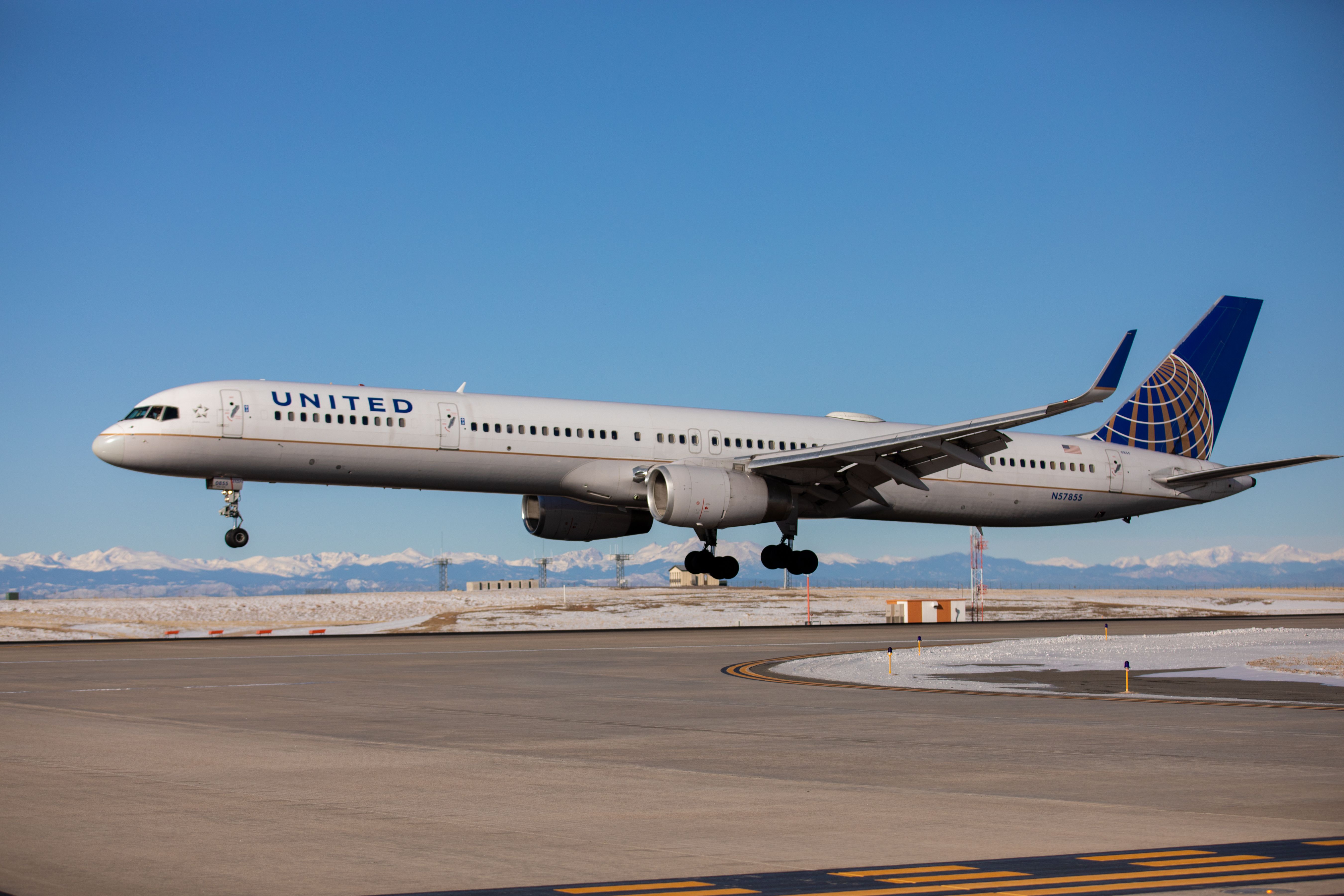 United Airlines Boeing 757-300 landing