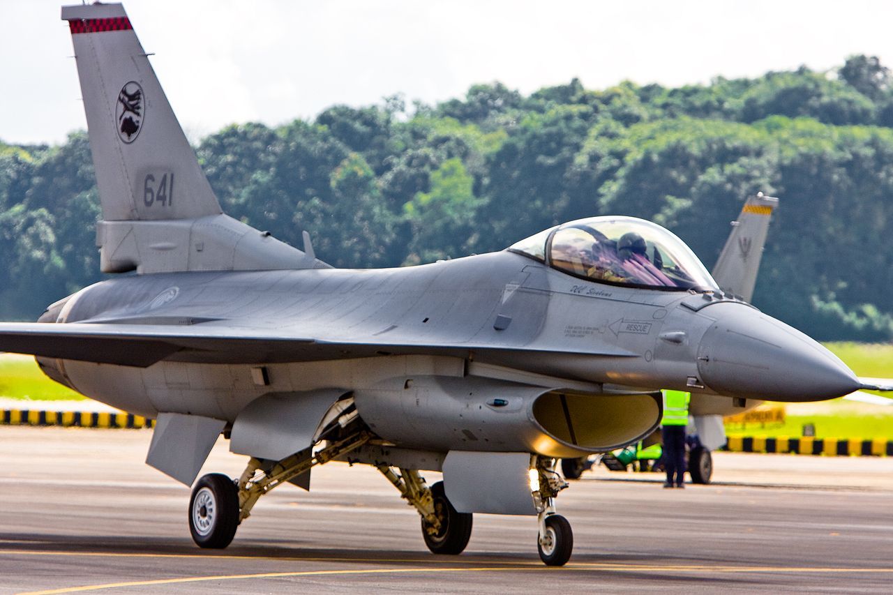 1280px-RSAF_F-16_in_alert_fighter_taxi-ing