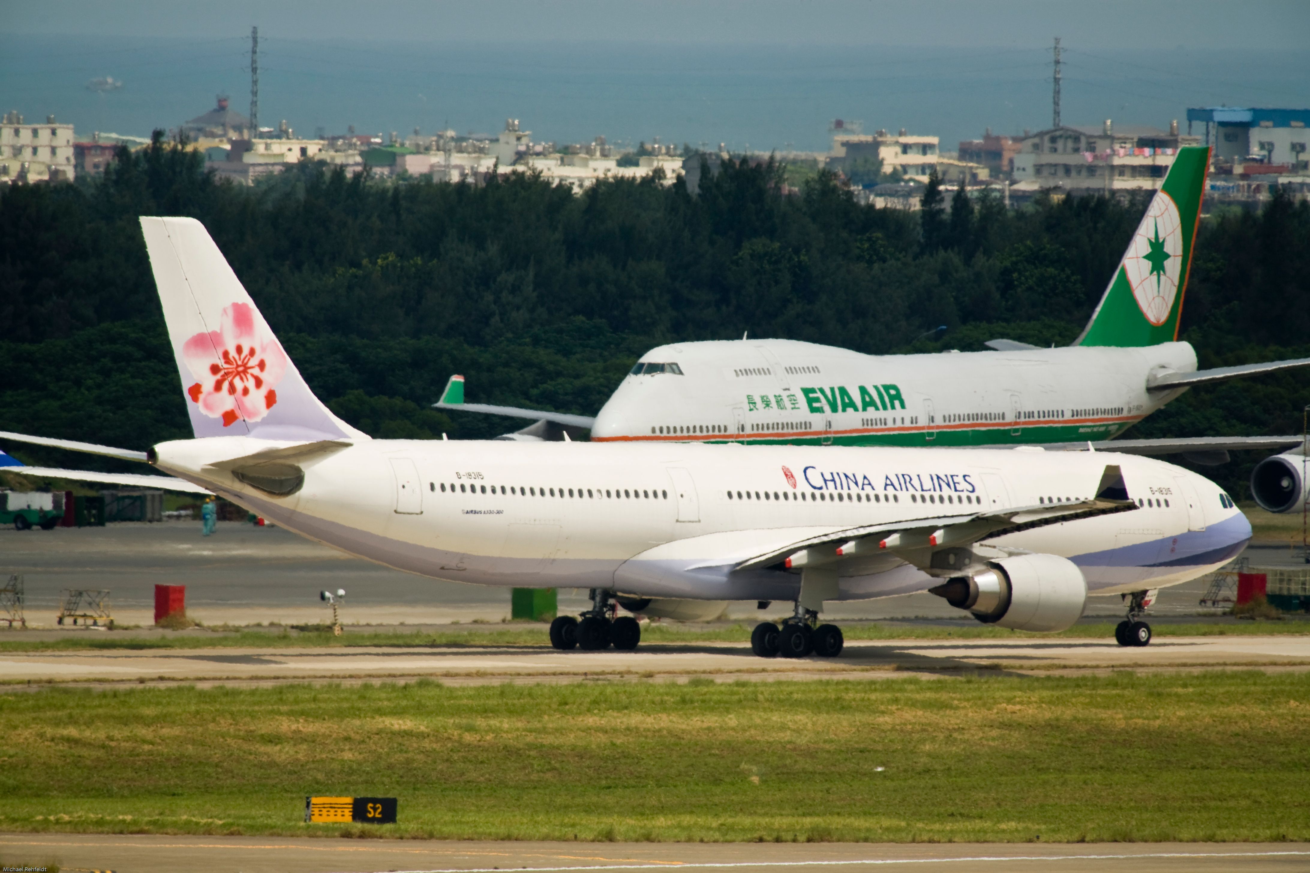 Eva Air China Airlines planes