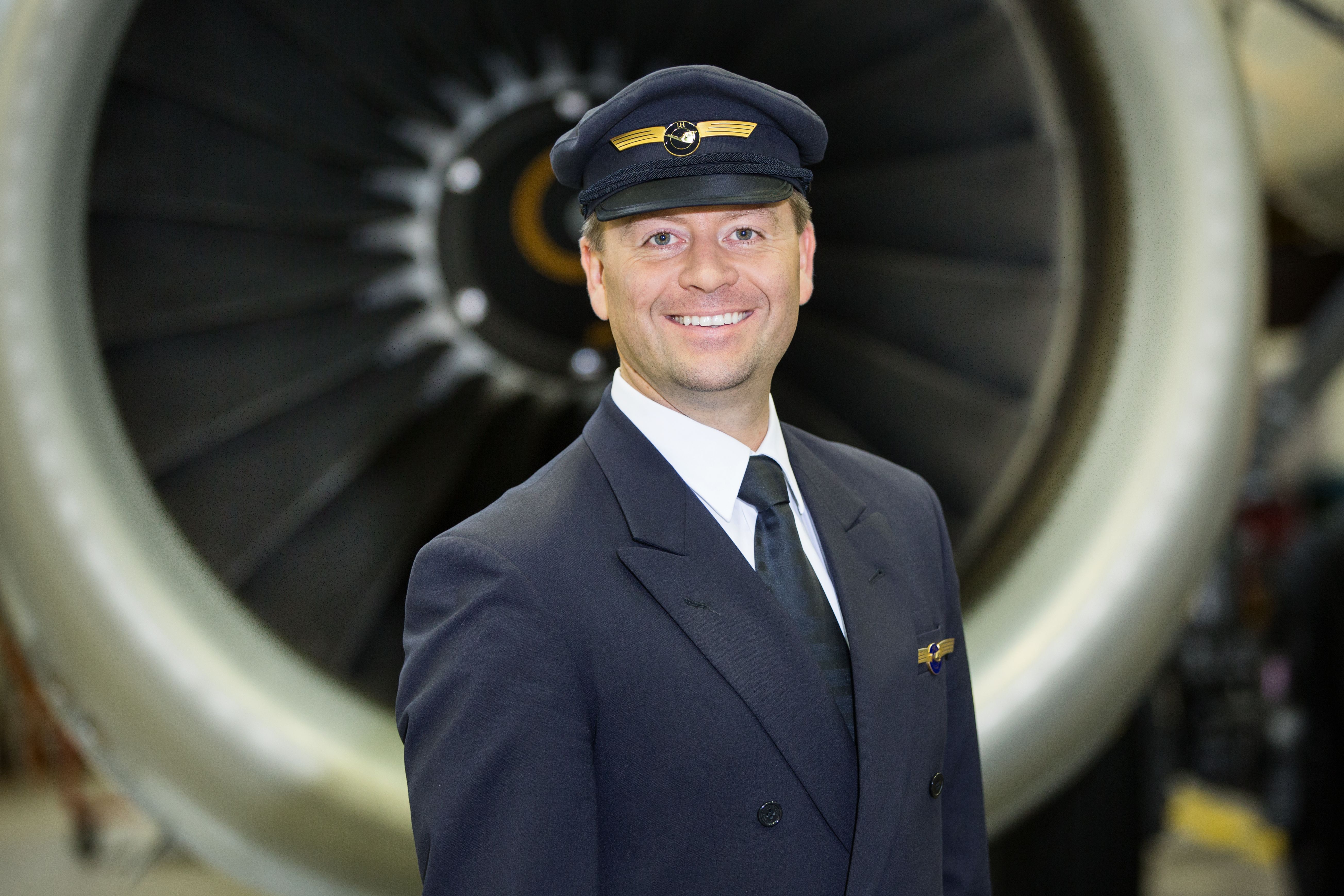 151118 Lufthansa pilot in front of jet engine