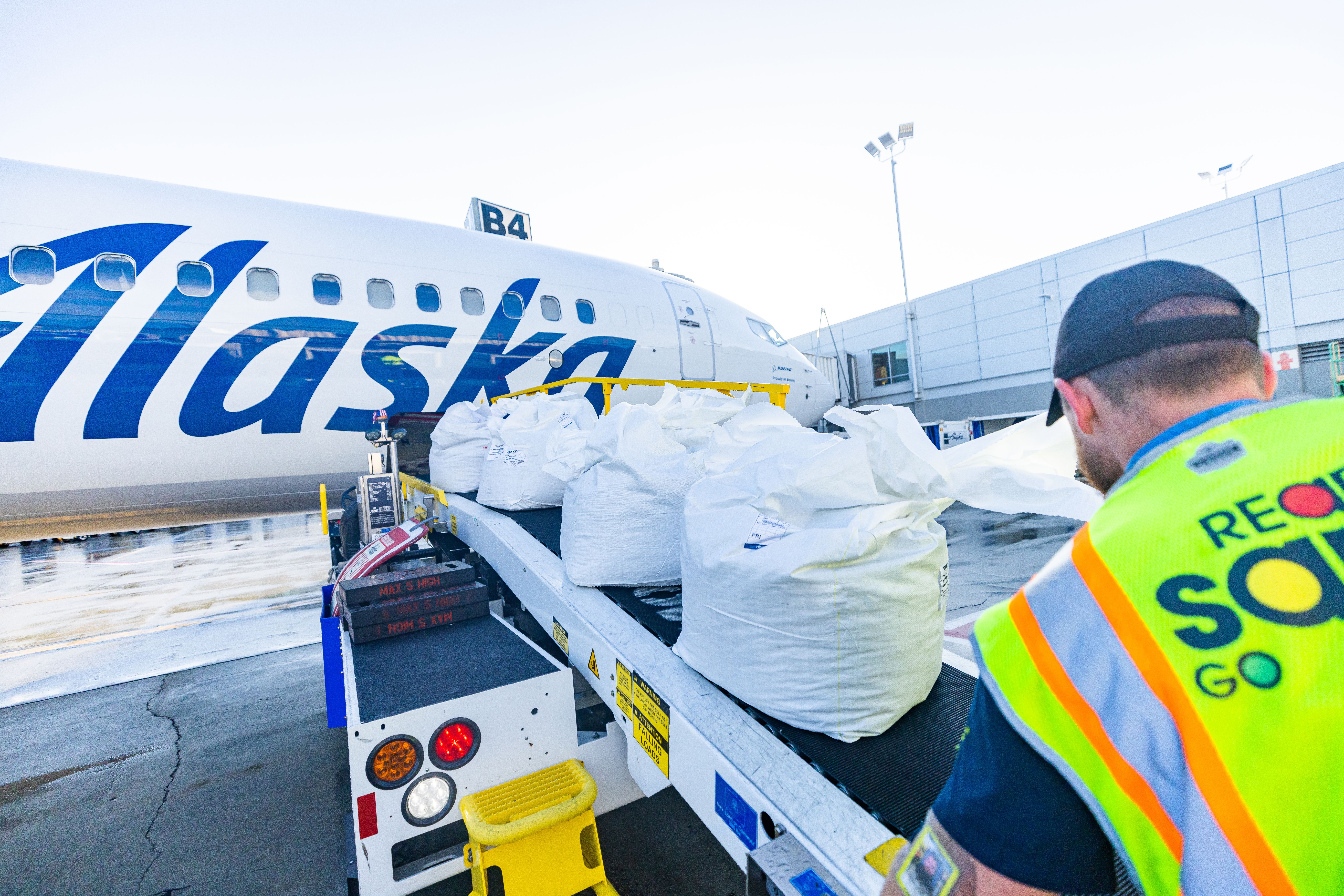 2209_FreshHops_2344 (1) - loading fresh hops onto an Alaska Airlines 737