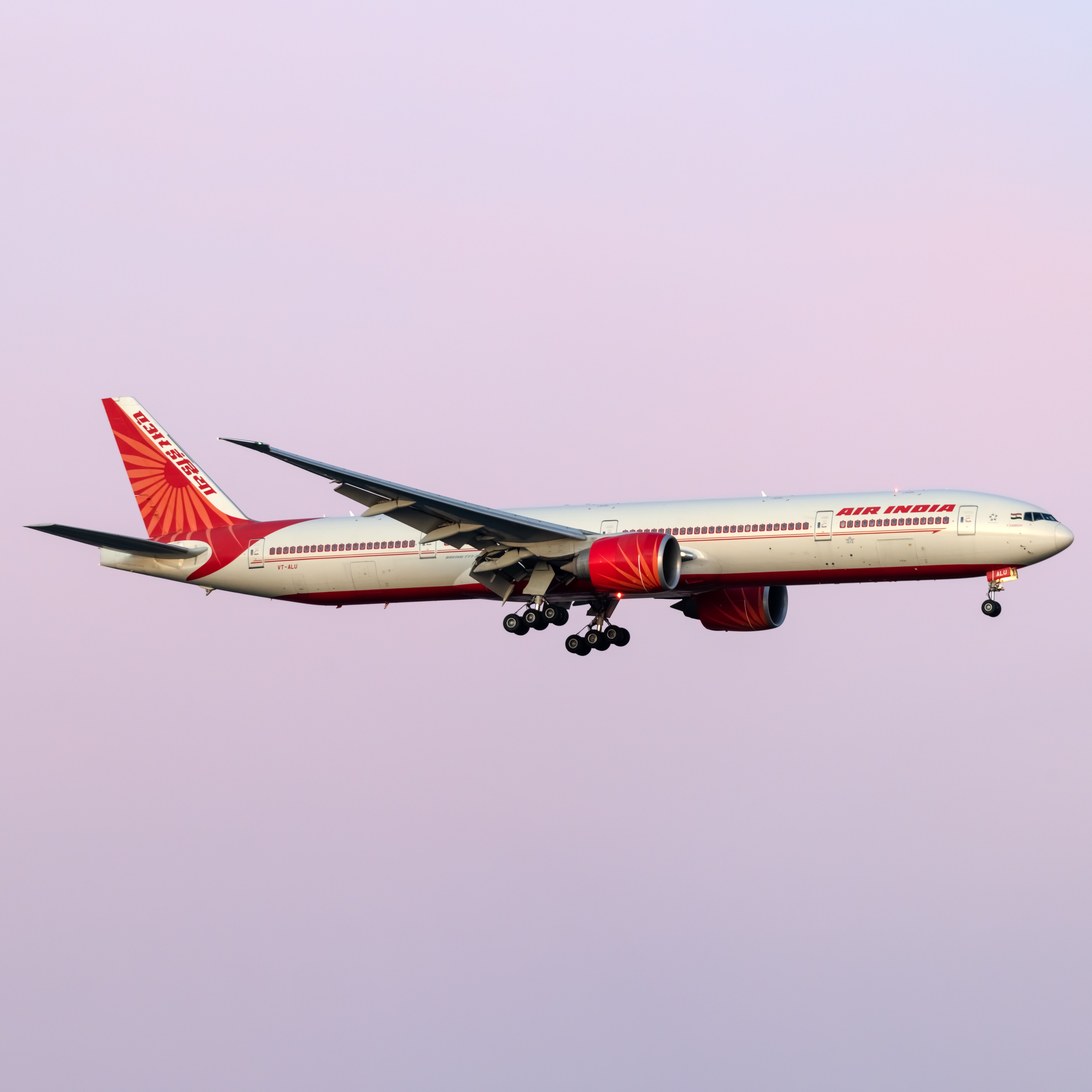 Air India Boeing 777-337(ER) VT-ALU (2)