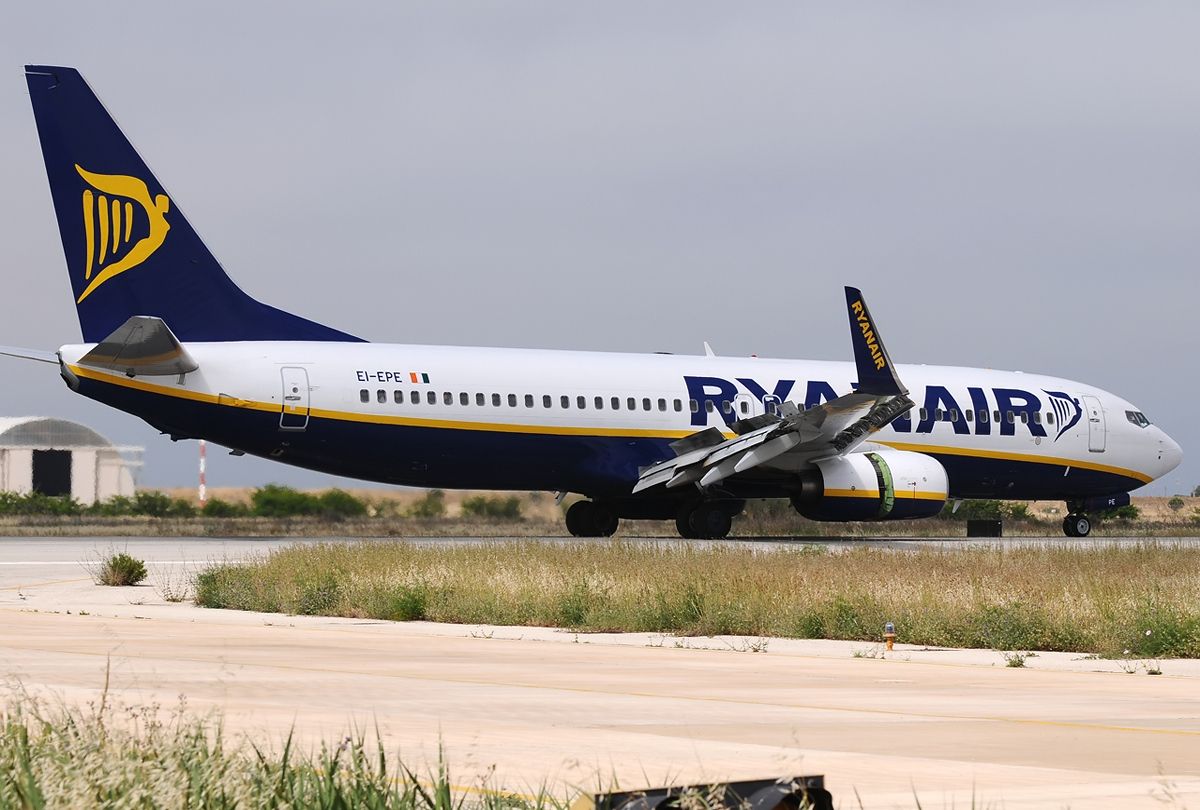 Boeing_737-8AS,_Ryanair_JP7384022