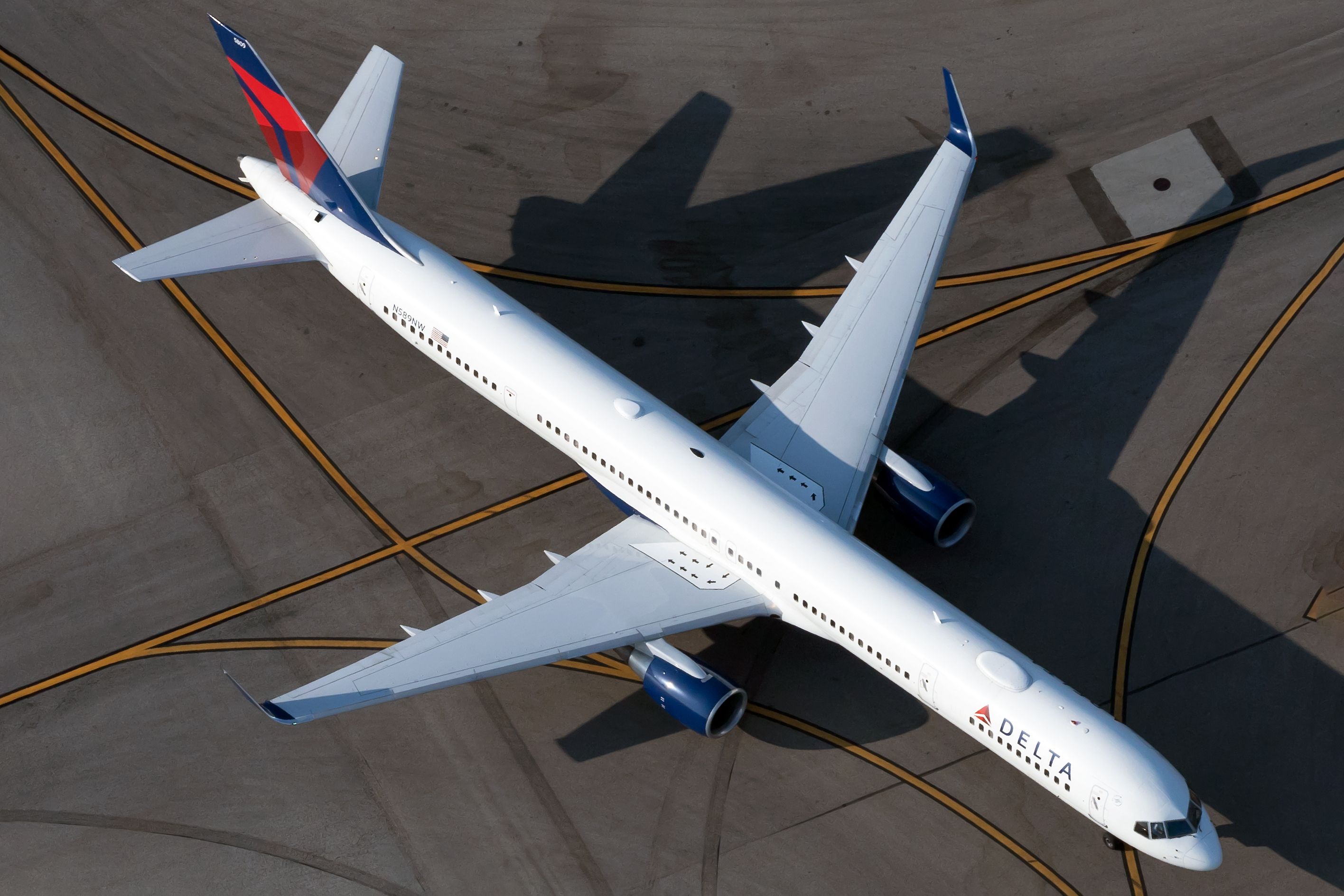 Delta Air Lines Boeing 757-351 N589NW(2)