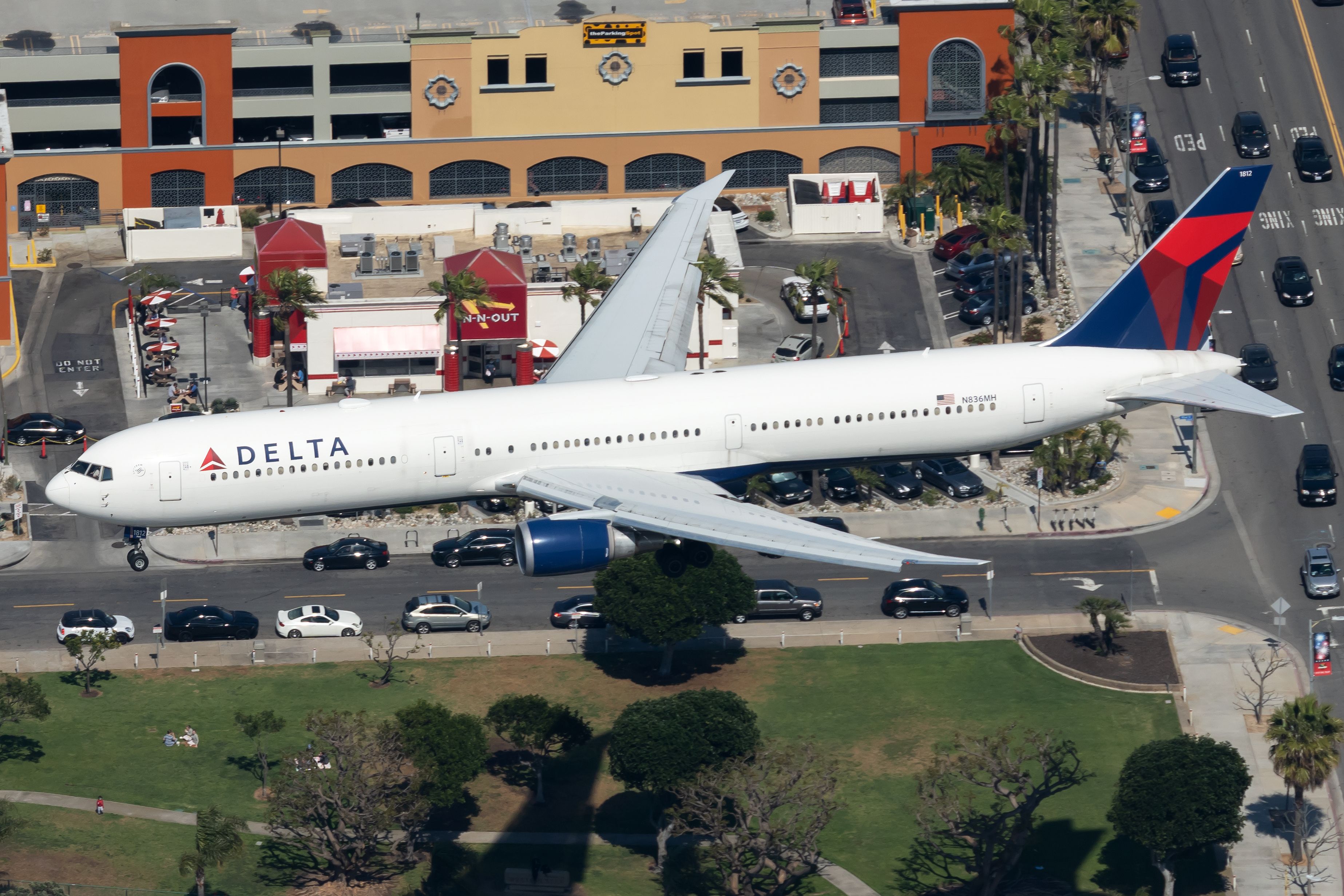 Delta Air Lines Boeing 767-432(ER) N836MH (2)