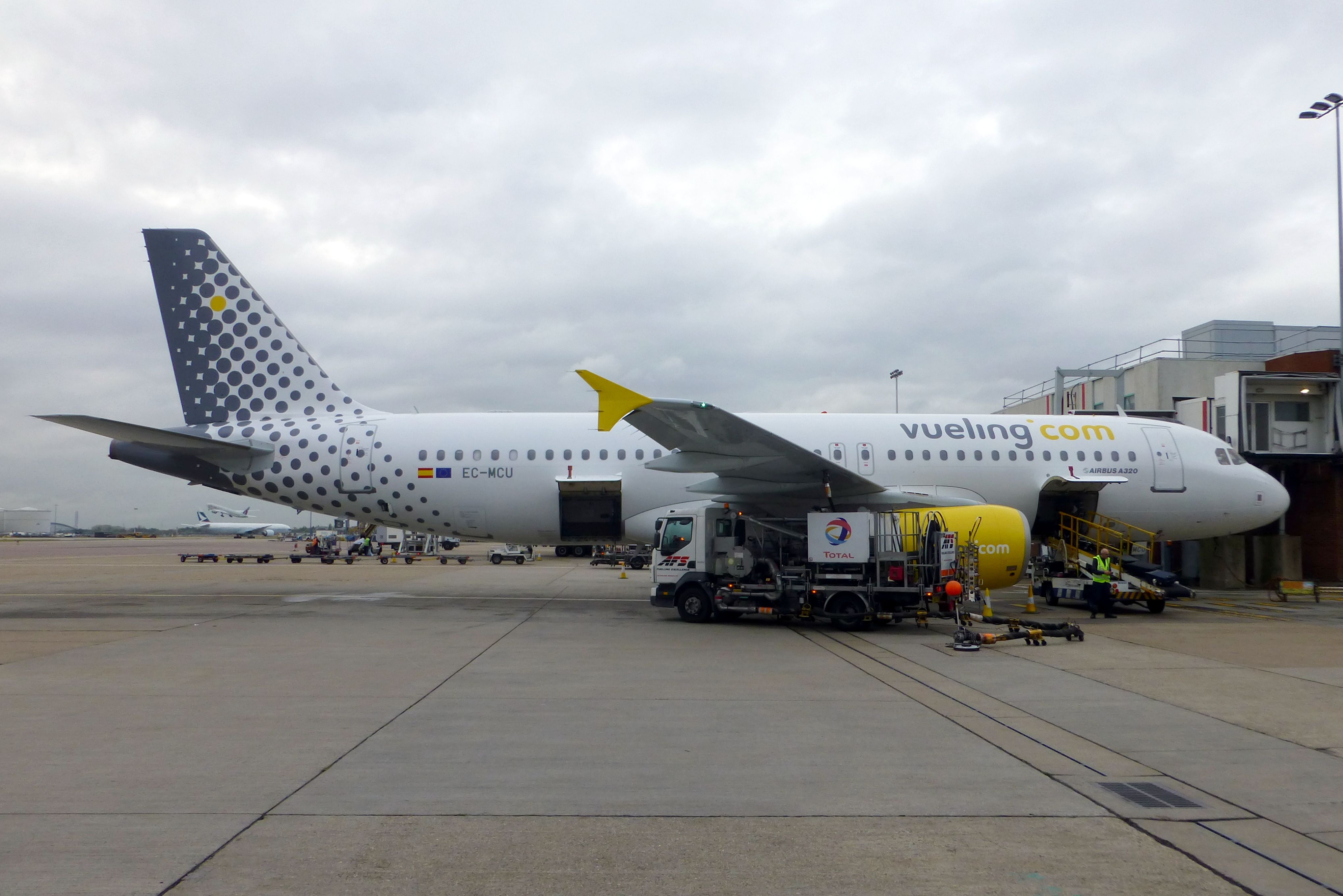 An Airbus A320 being refueled