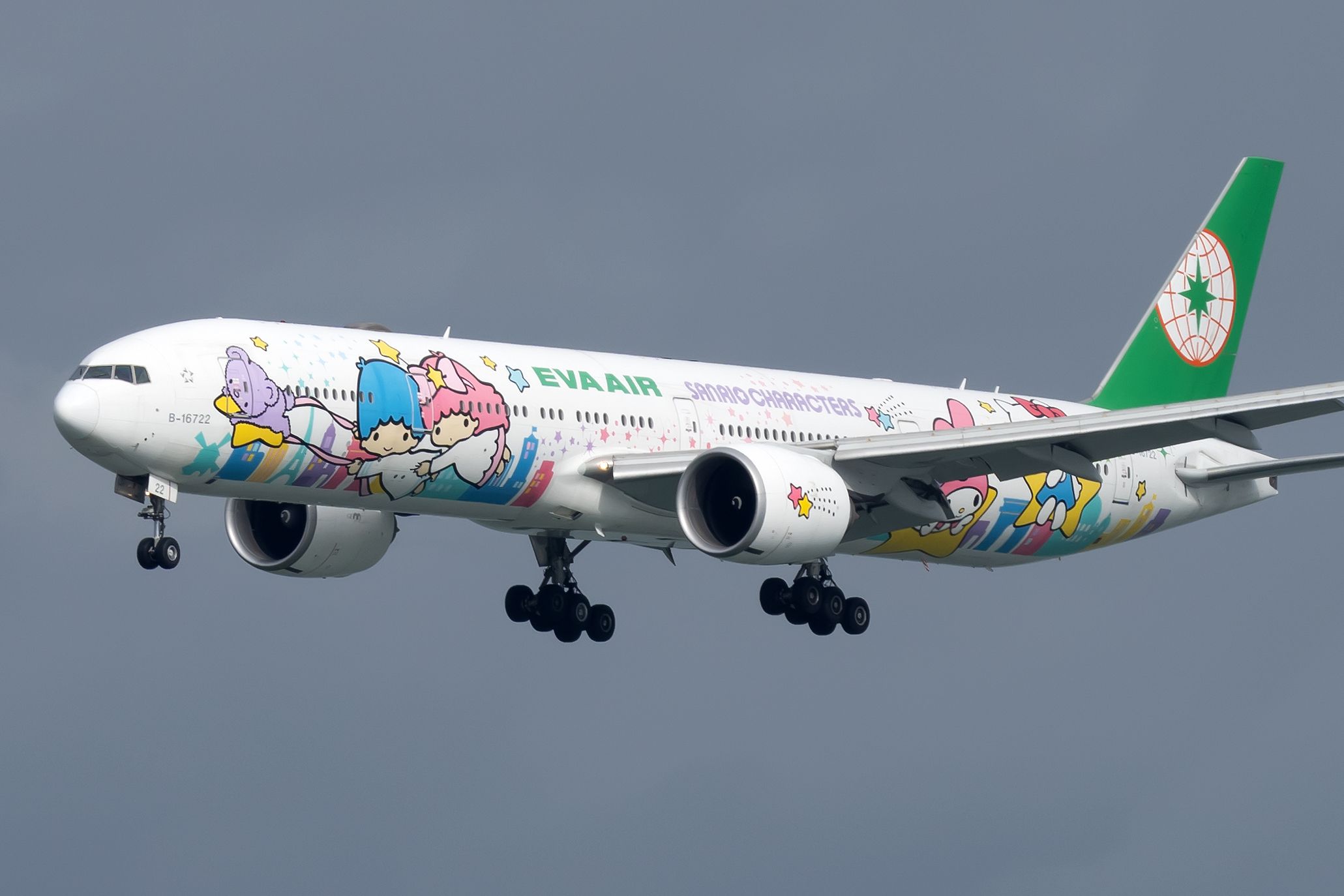 EVA Air (Hello Kitty - Shining Star Livery)Boeing 777-36N(ER) B-16722 (2)