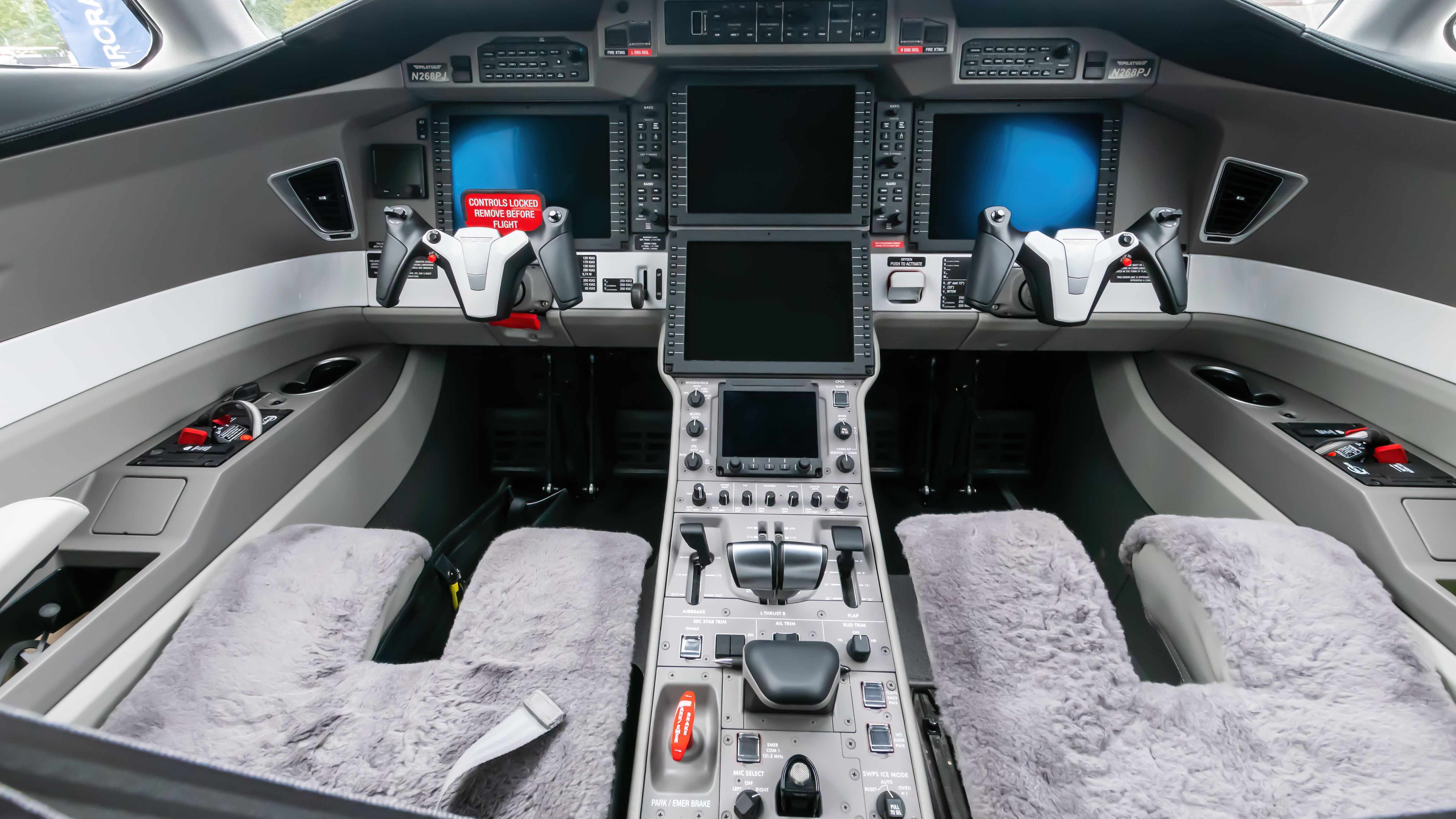 Pilatus PC-24 Cockpit in 16:9