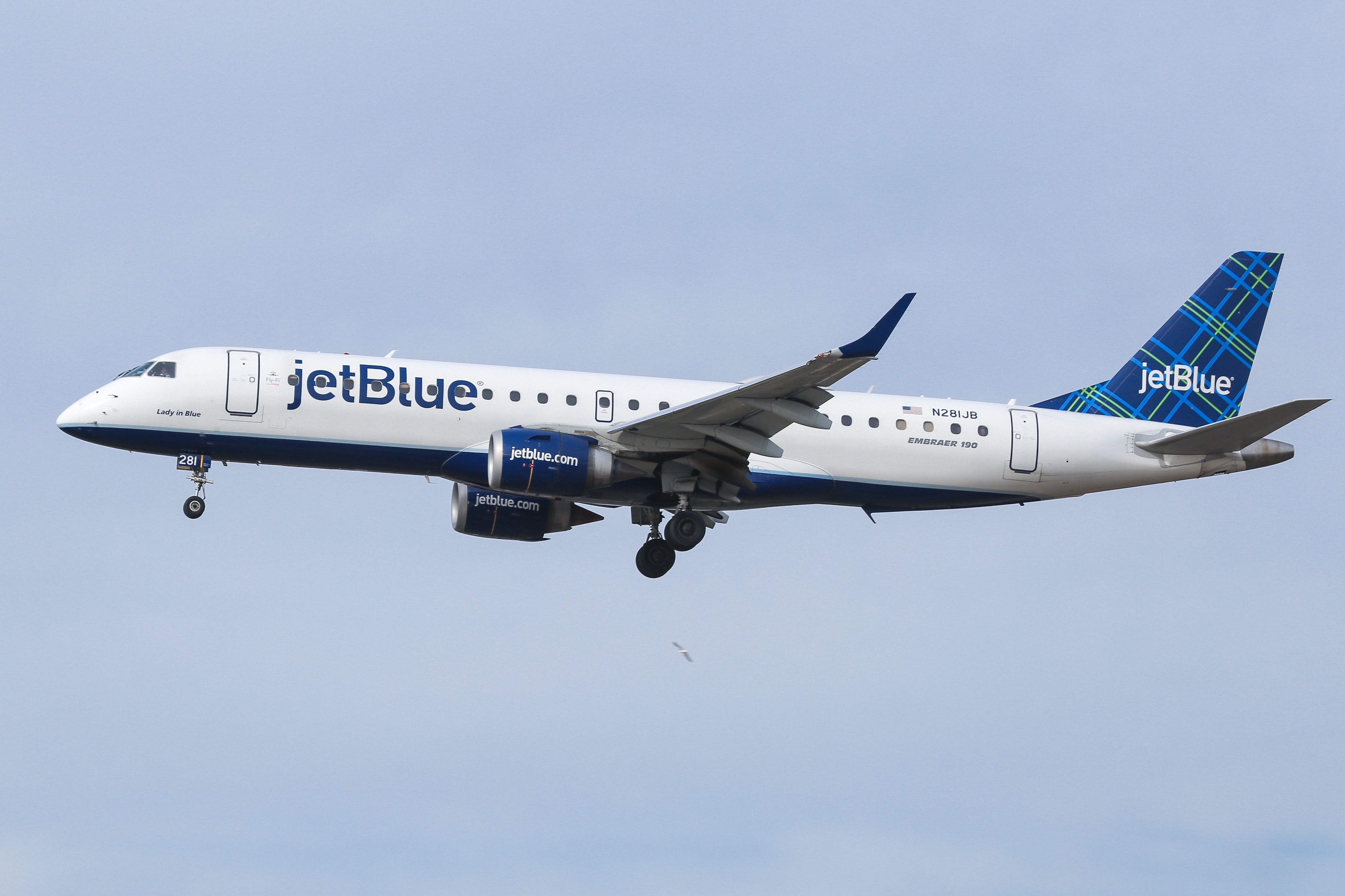 JetBlue Airways Embraer E190 on approach. 