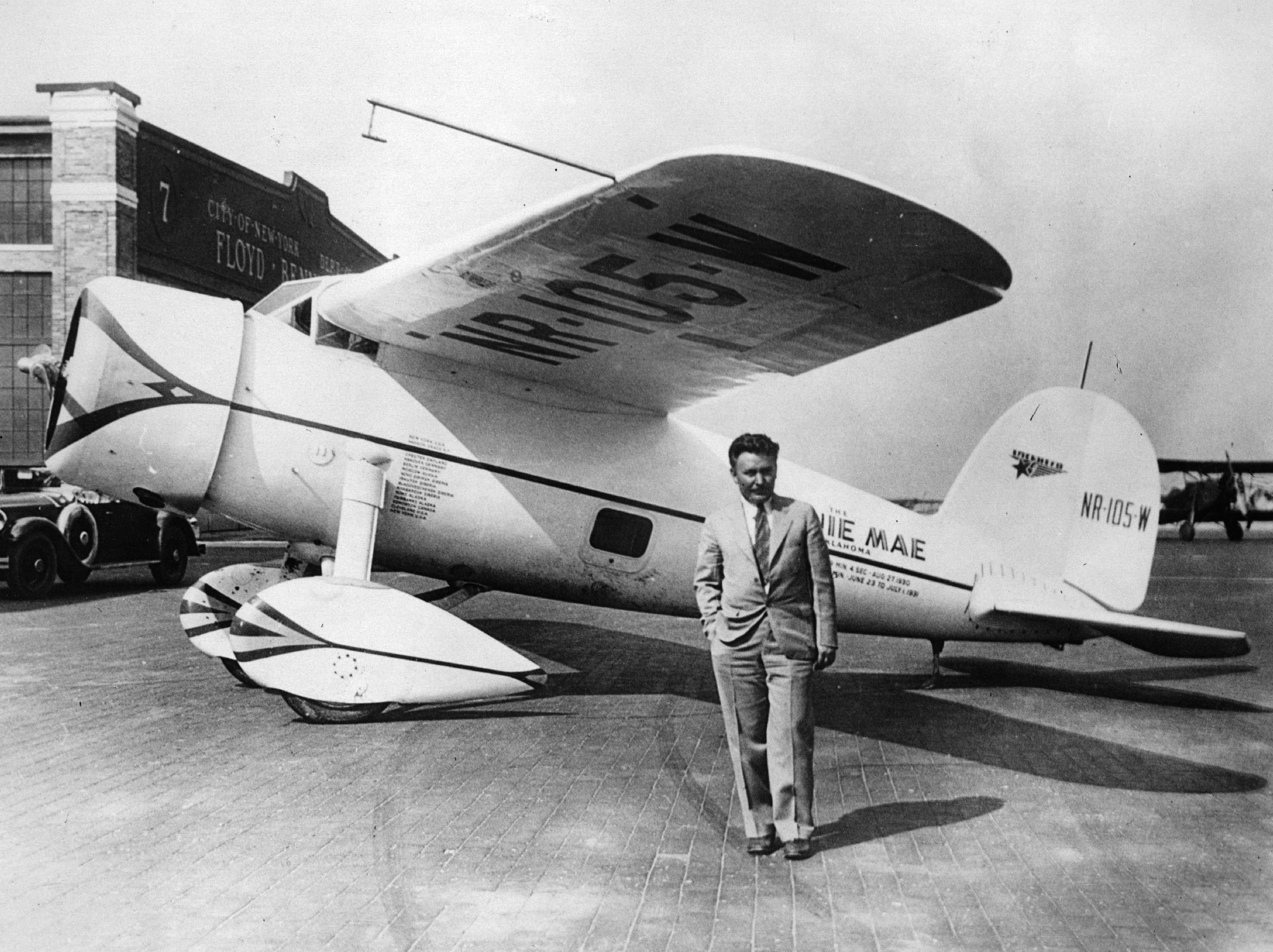  Post in front of the aircraft 'Winnie Mae'