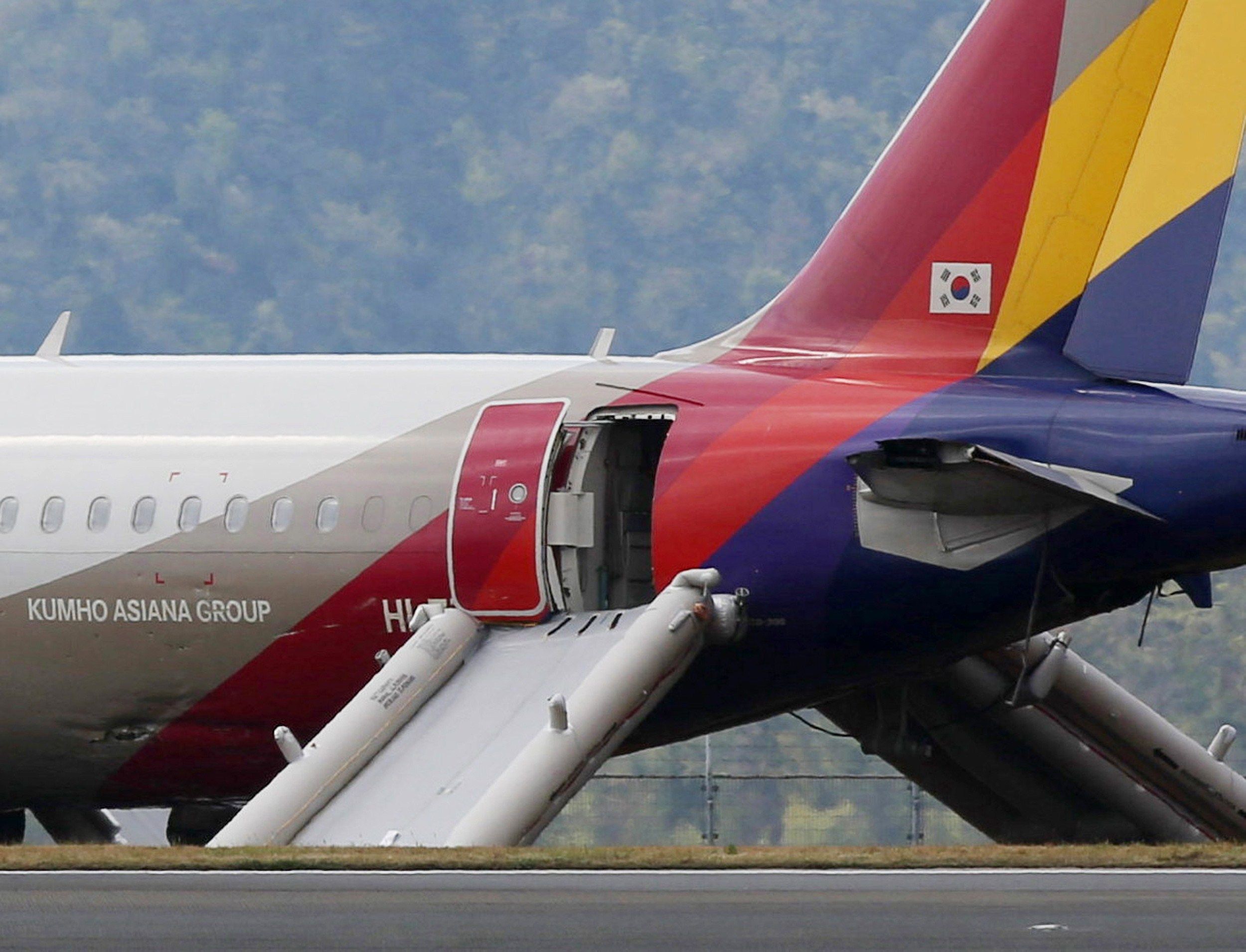 Asiana aircraft with evacuation slide