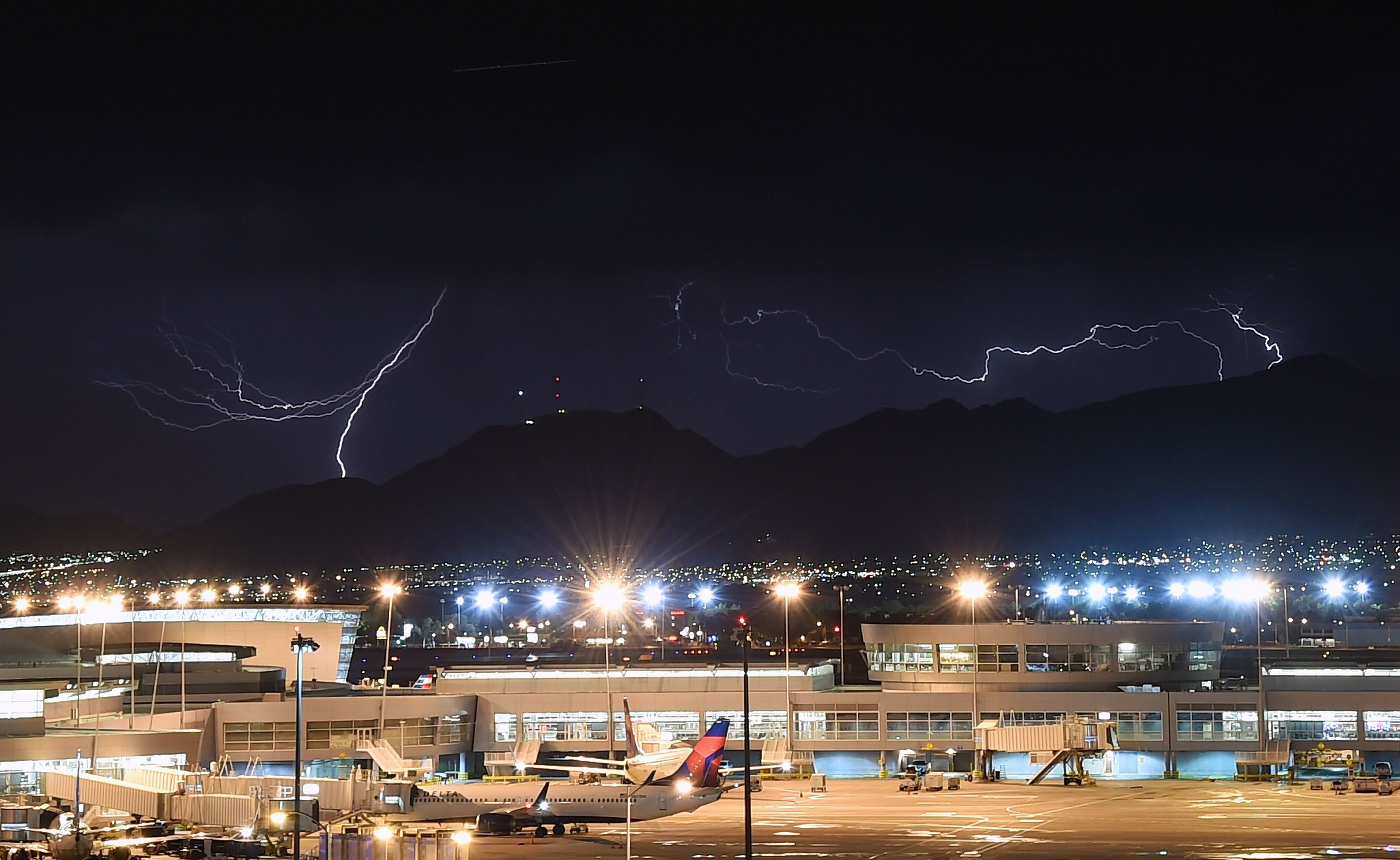Lightning Las Vegas Airport Delta Air Lines