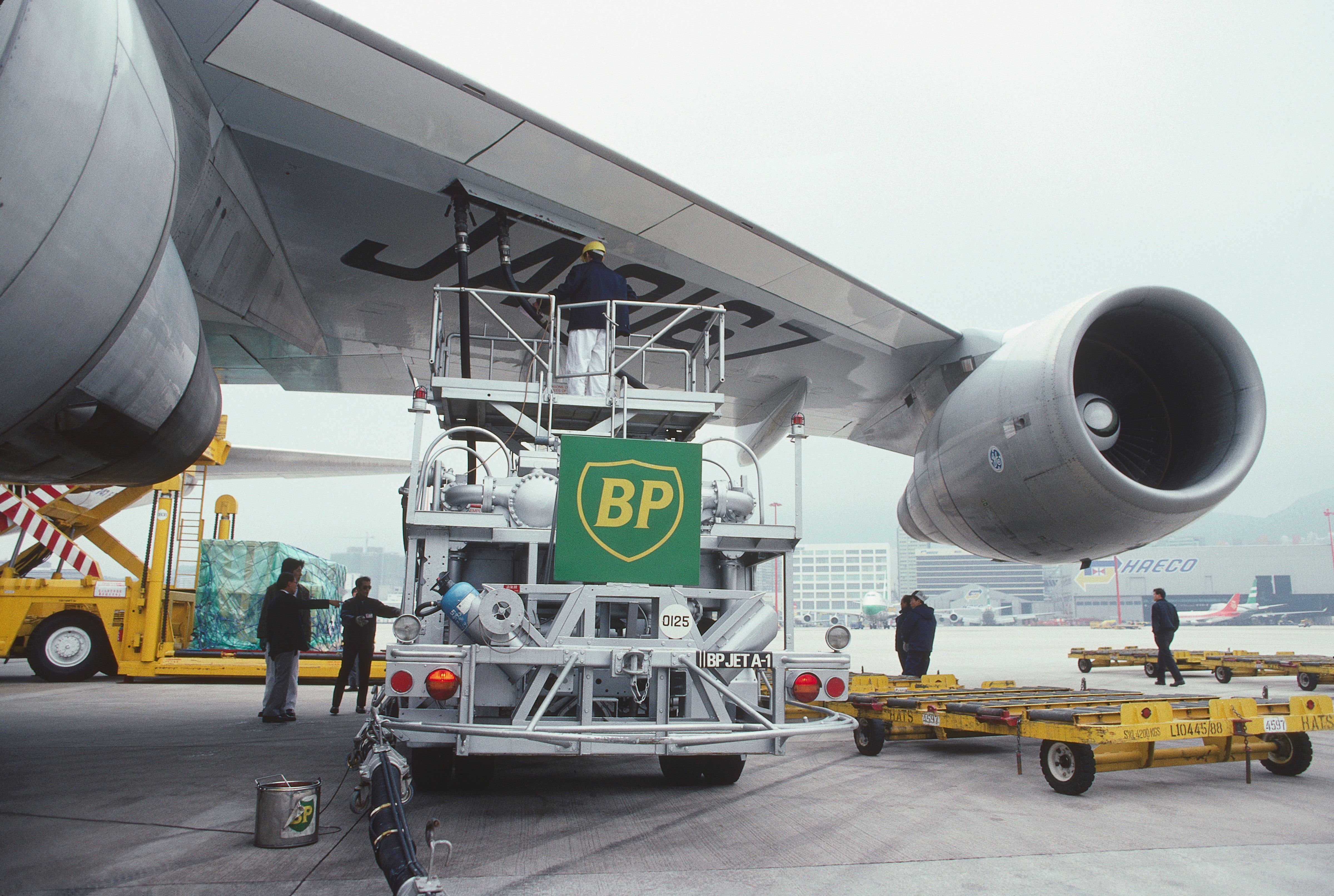 A Boeing 747 being refueled