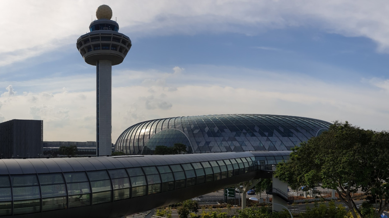 Jewel_Changi_Airport_exterior_with_control_tower
