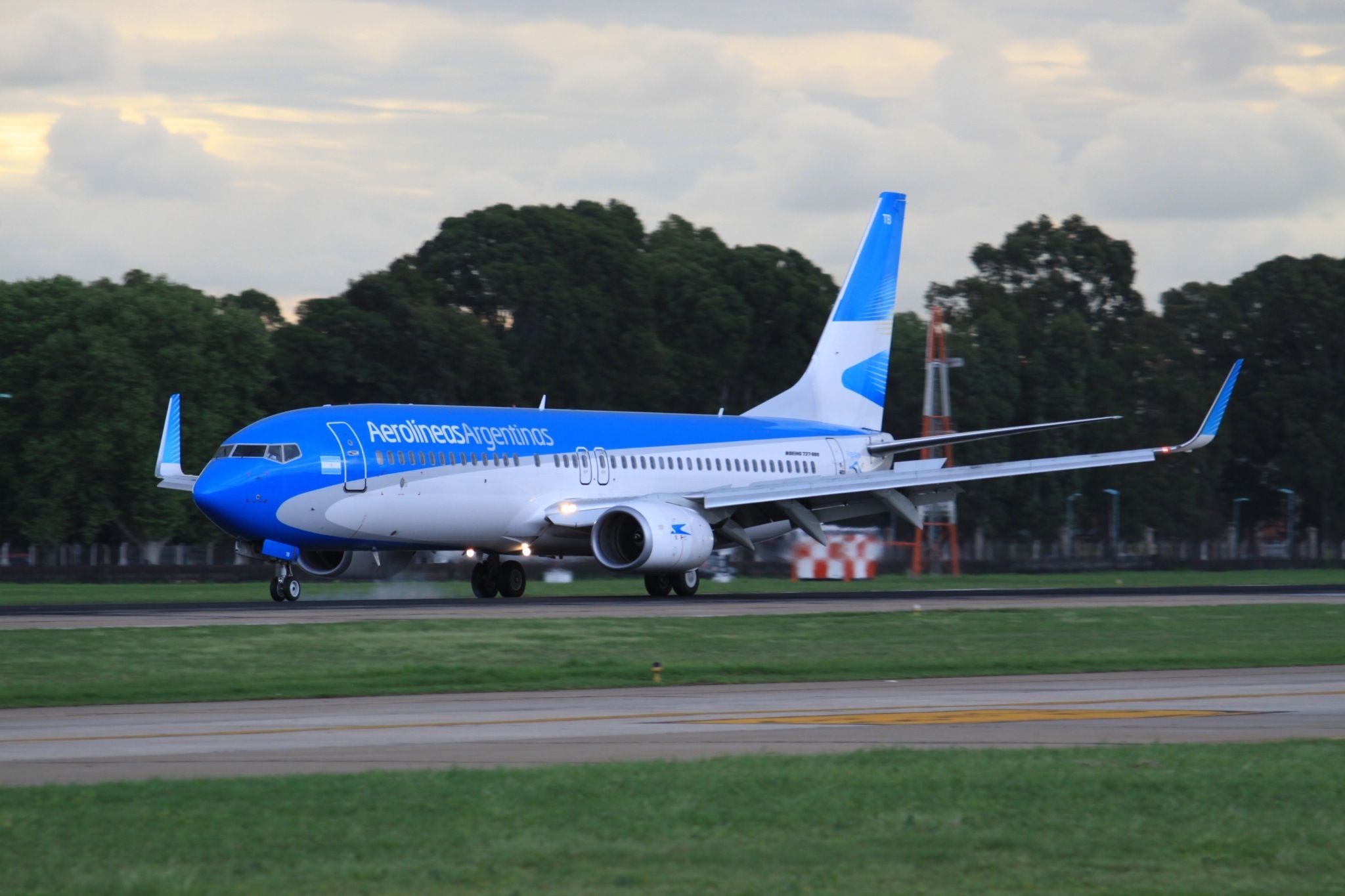 LV-CTB_Boeing_737_Aerolineas_Argentinas_(8164101961)