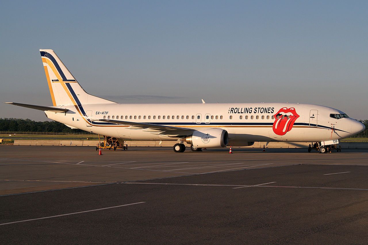 Rolling_Stones_Boeing_737-400_at_Vienna_Airport