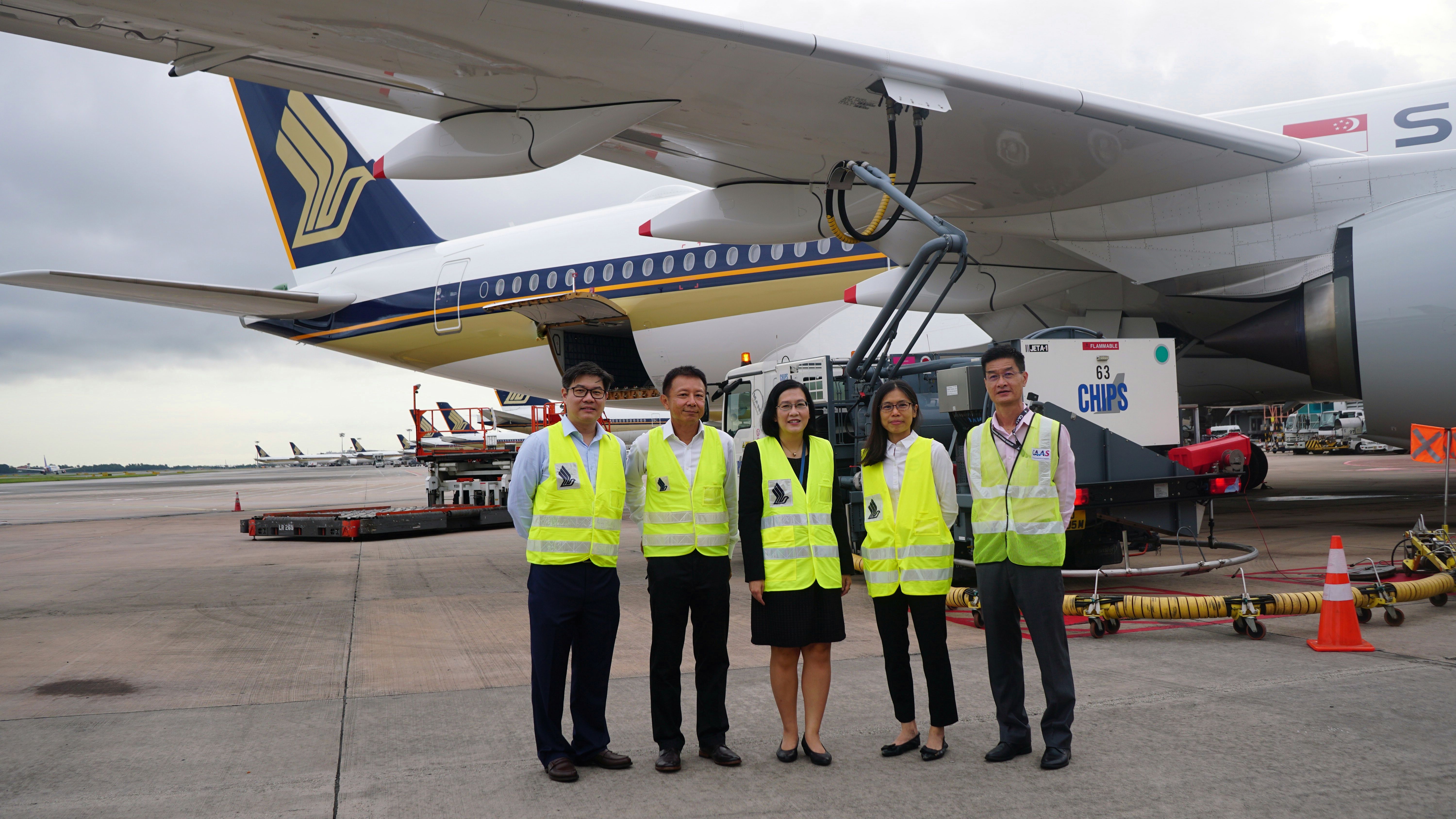 SIA SAF Representatives from CAAS, SIA, Temasek, ExxonMobil and Neste at the uplifting of blended SAF onto SIA aircraft