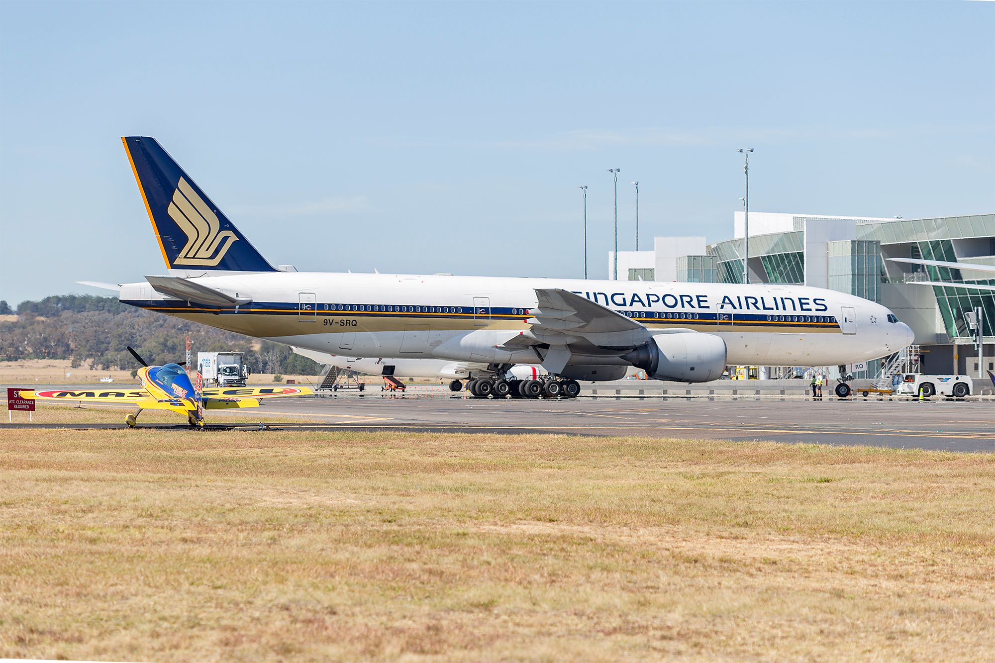 Singapore_Airlines_(9V-SRQ)_Boeing_777-212(ER)_at_Canberra_Airport