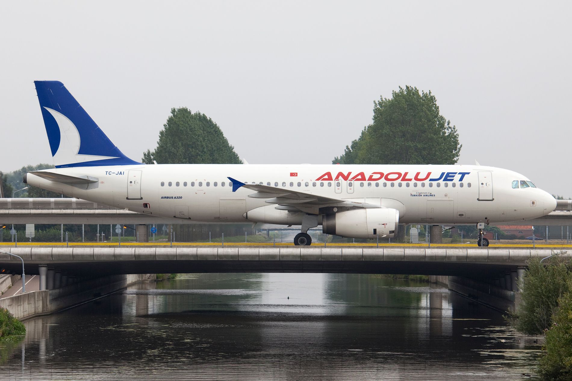 Anadoulujet Airbus A320 on the ground