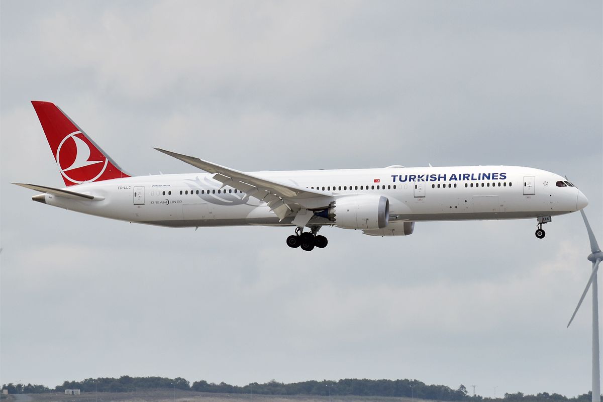 A turkish airlines Boeing 787-9 dreamliner