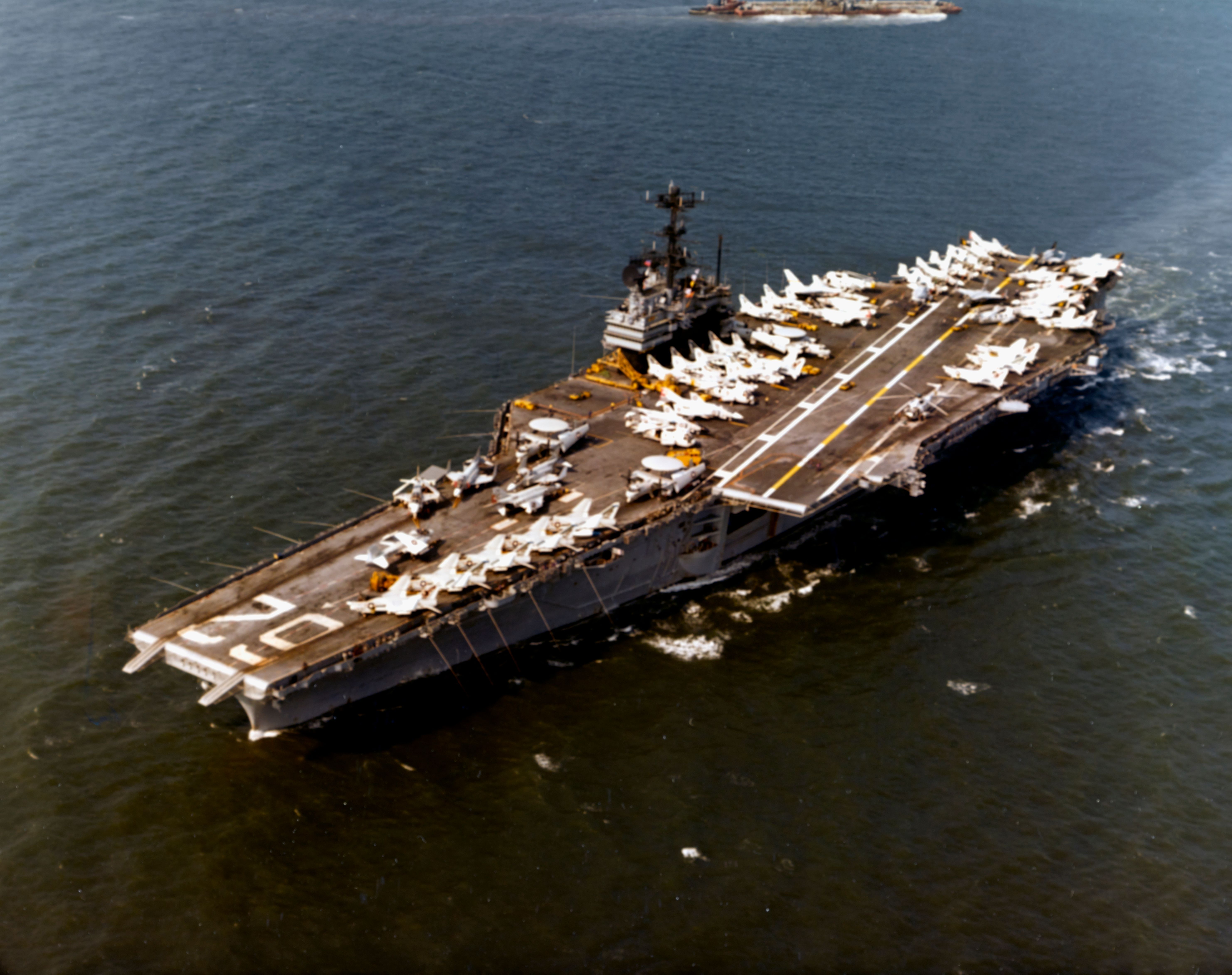 USS_Independence_(CVA-62)_underway_at_sea,_circa_in_1971_(NH_97714-KN)