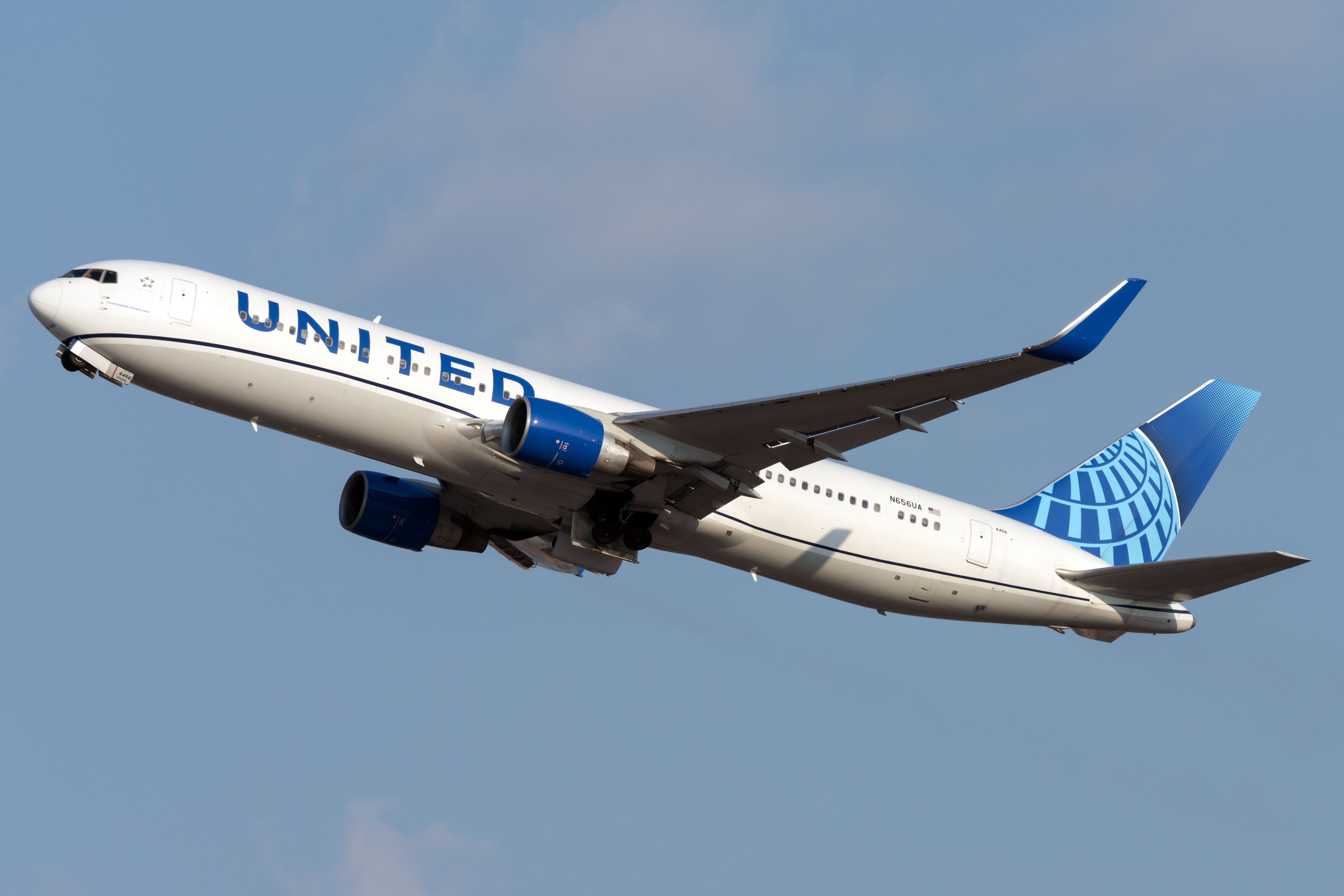 United Airlines B767-300ER take off