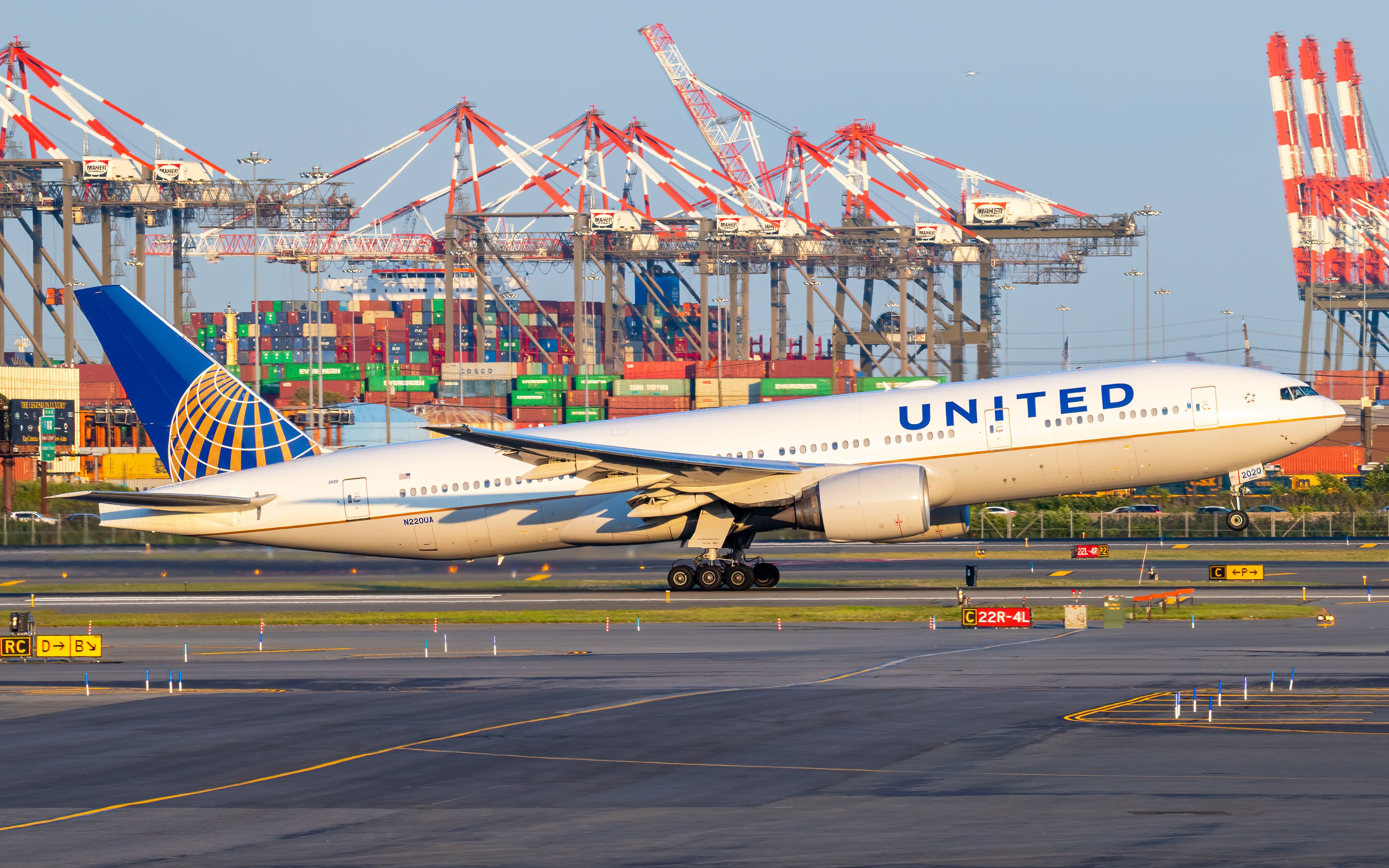 United Airlines B777-200ER taking off at Newark