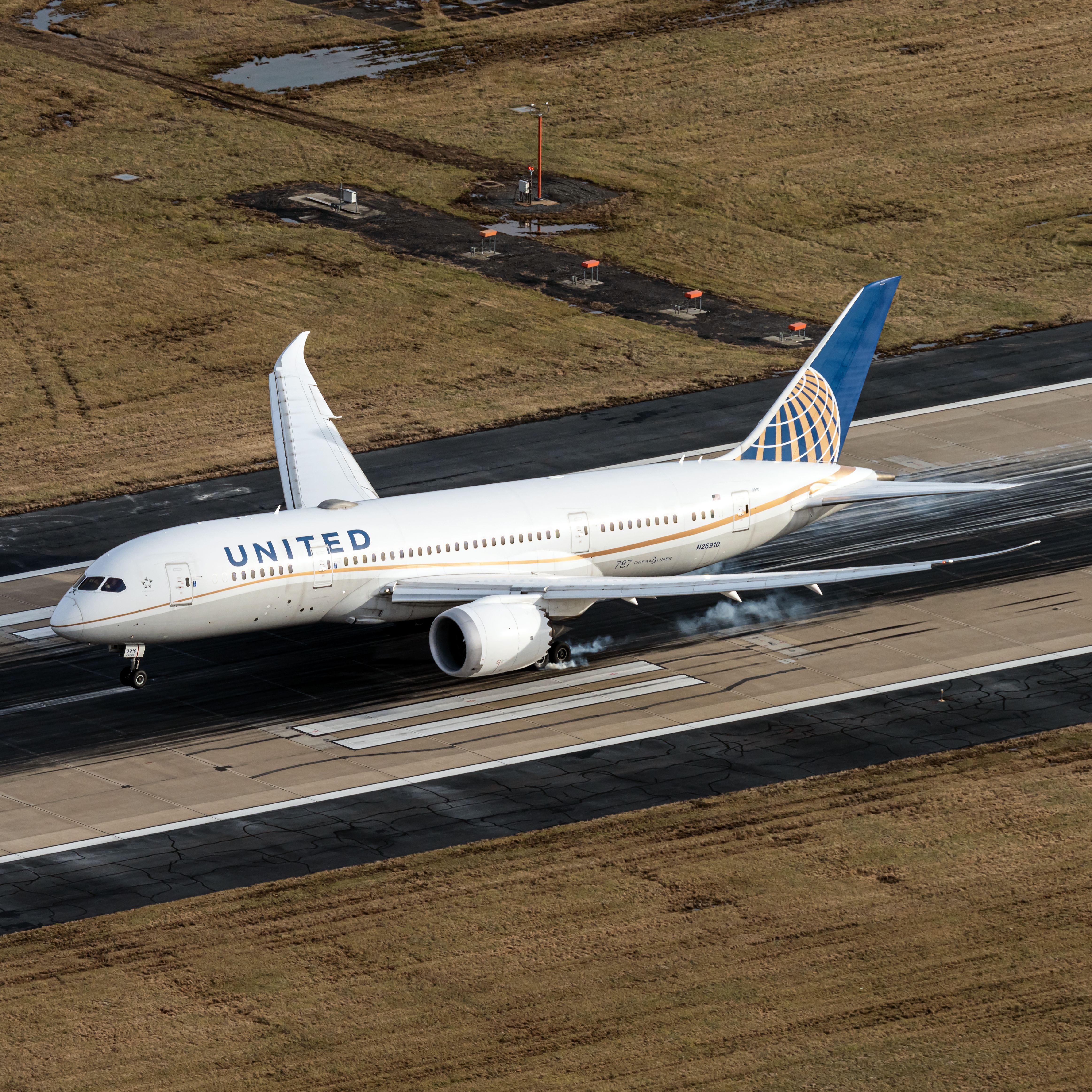 United Airlines Boeing 787-8 Dreamliner N26910