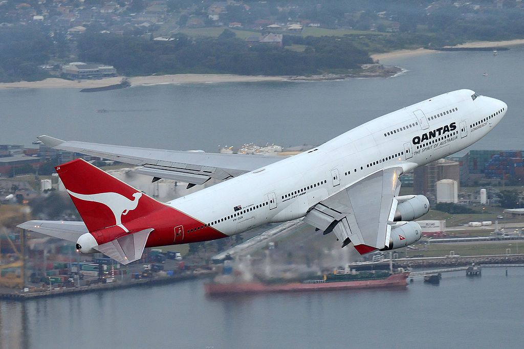 VH-OJA_climbing_after_taking_off_from_Sydney_on_its_final_flight