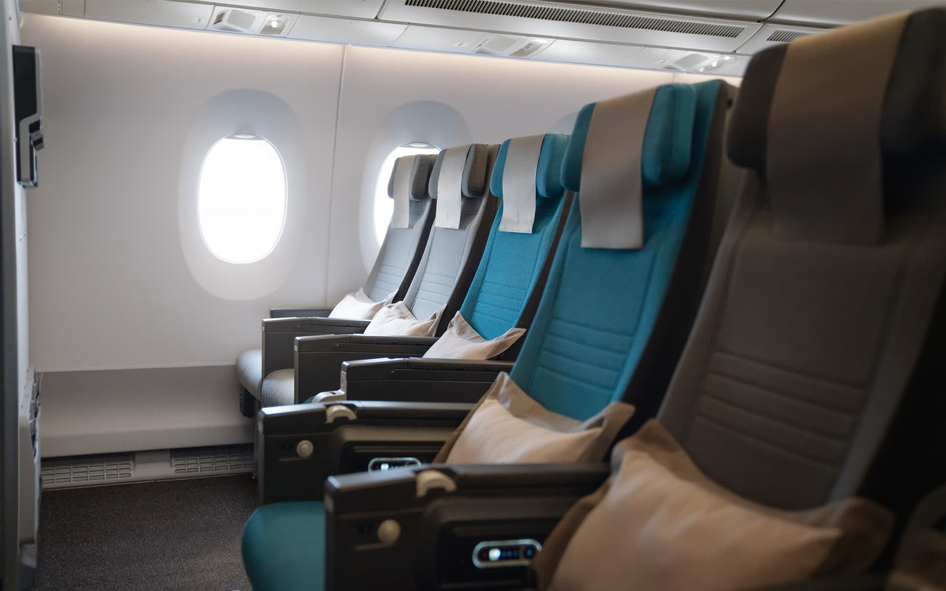 Singapore Airlines Economy vs Emirates Economy Which Airline Is Better? Singapore Airlines Economy vs Emirates Economy Which Airline Is Better?
