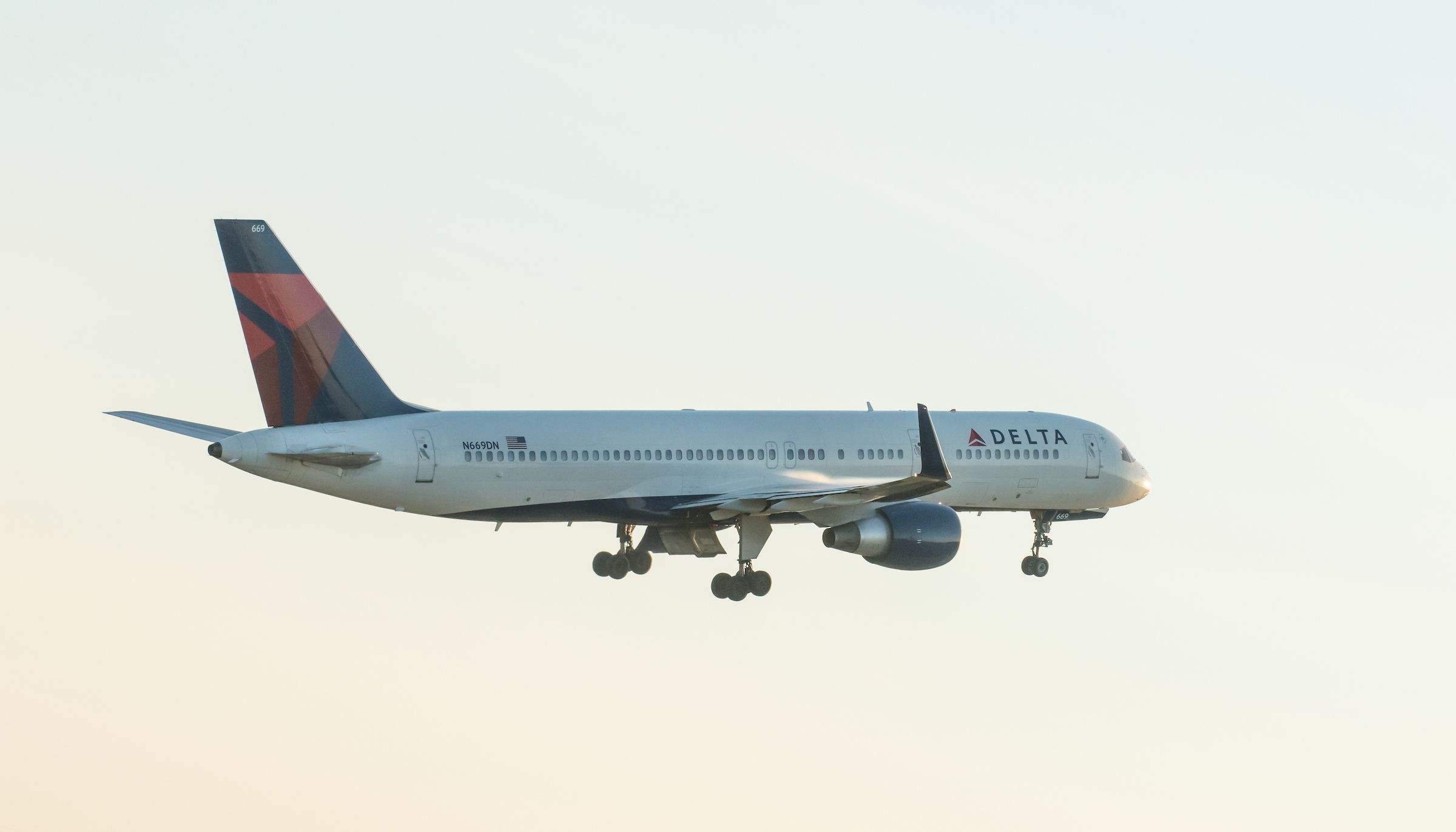 A Delta Air Lines 757 flying in the sky.
