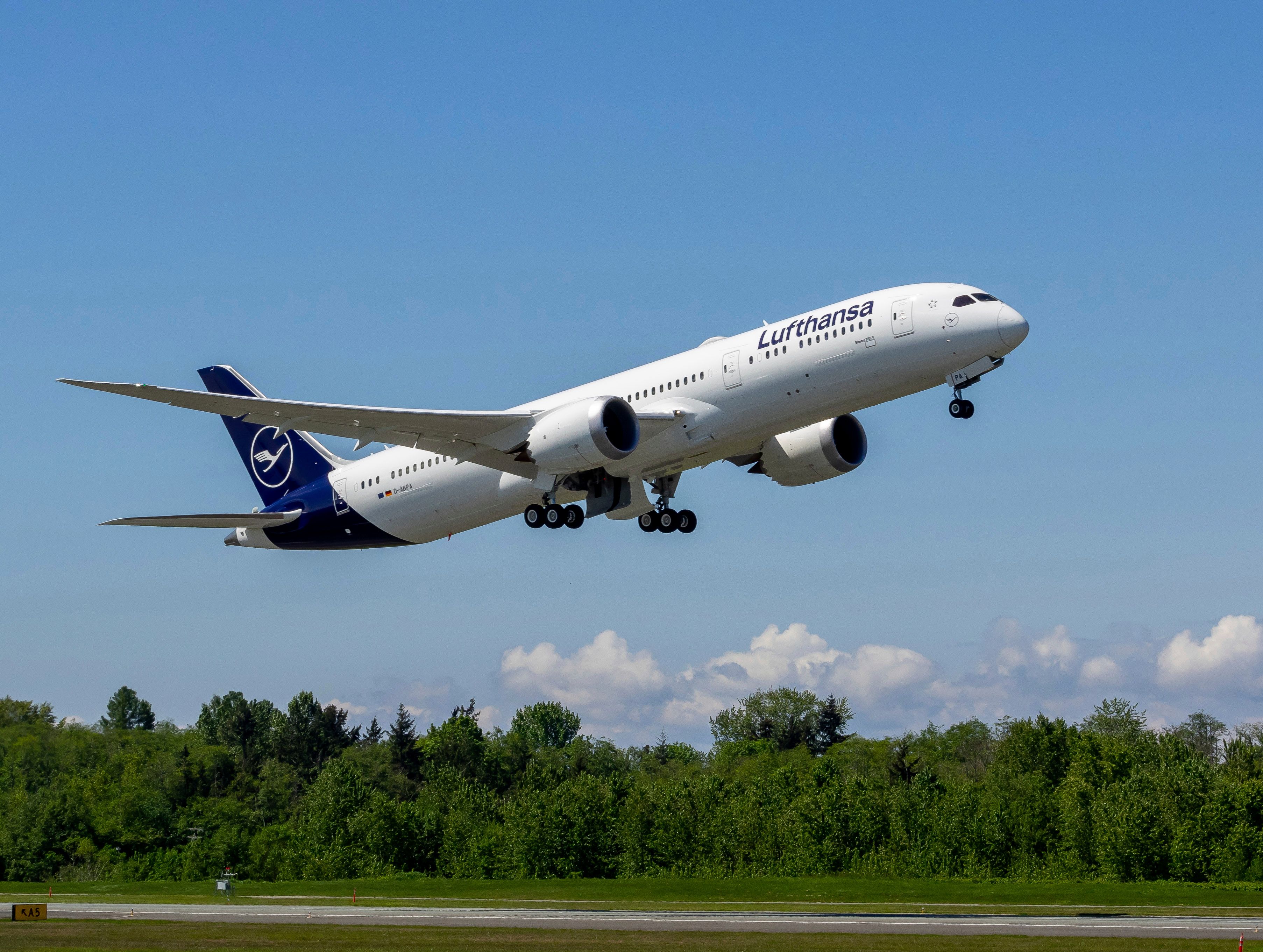 Lufthansa Boeing 787 taking off