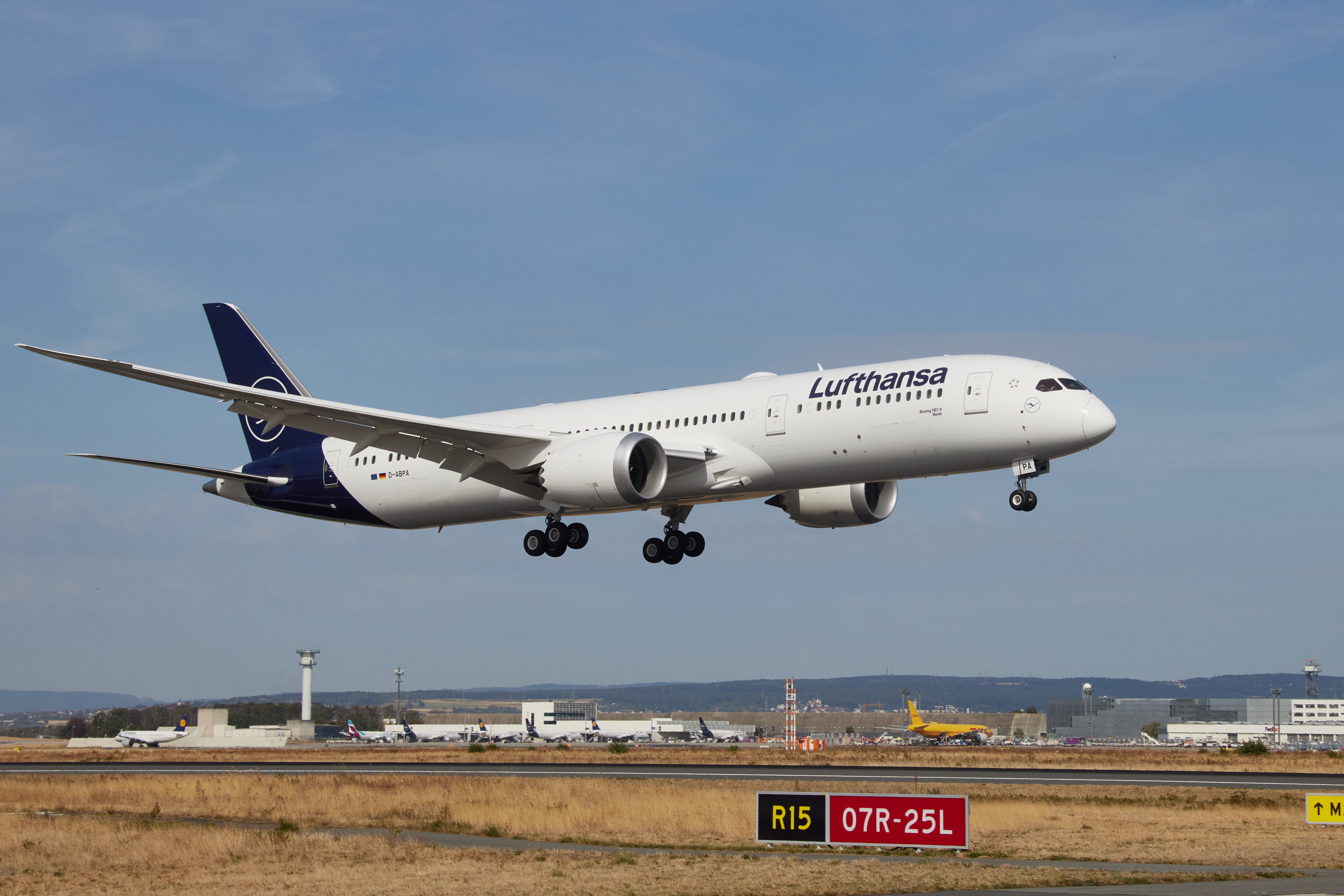 Lufthansa Boeing 787 landing 