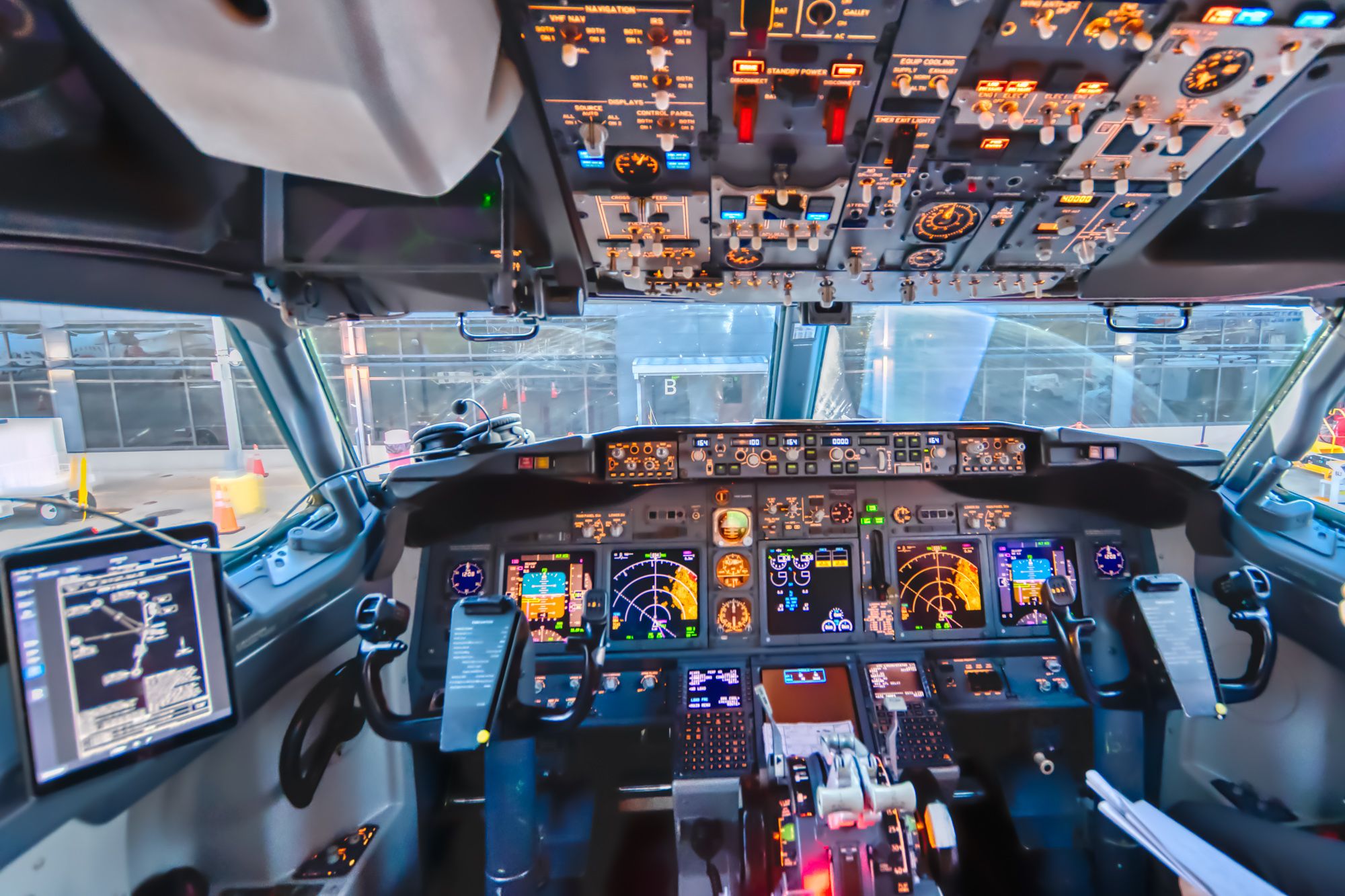HDR of the 737-700 Cockpit