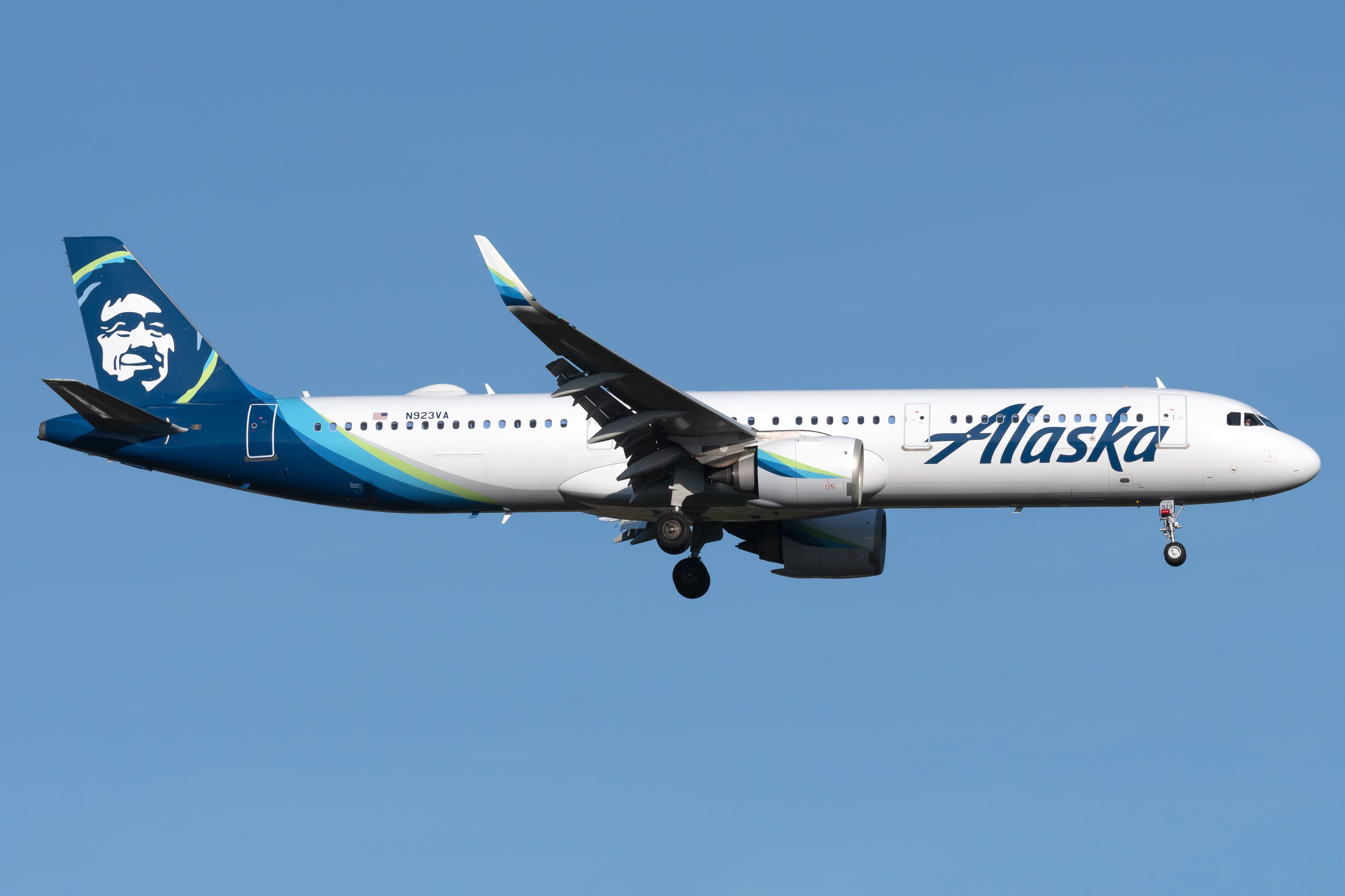 An Alaska AIrlines Airbus A321 flying in the sky.