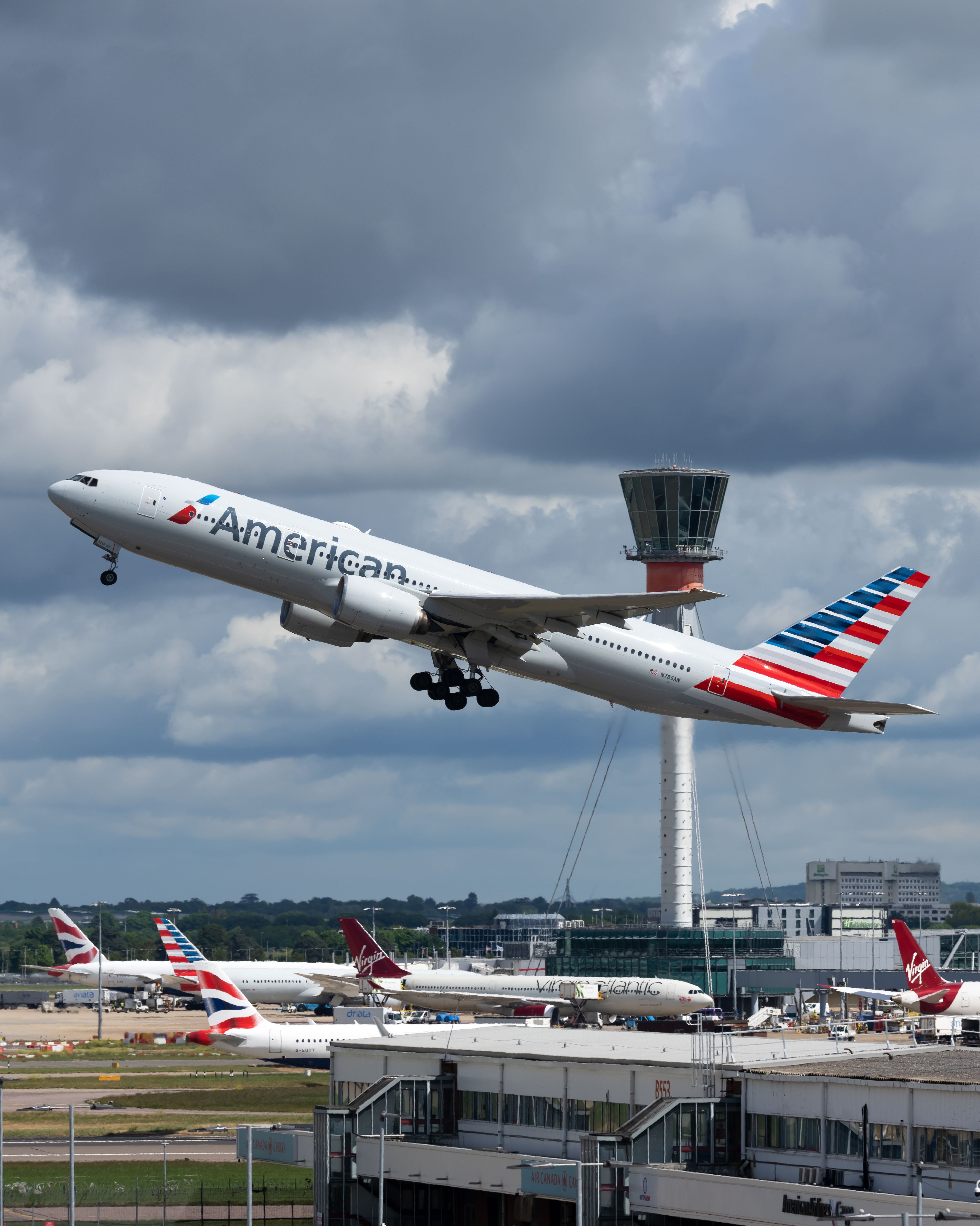 American Airlines To Raise Heathrow Staff Pay 19% Over 3 Years