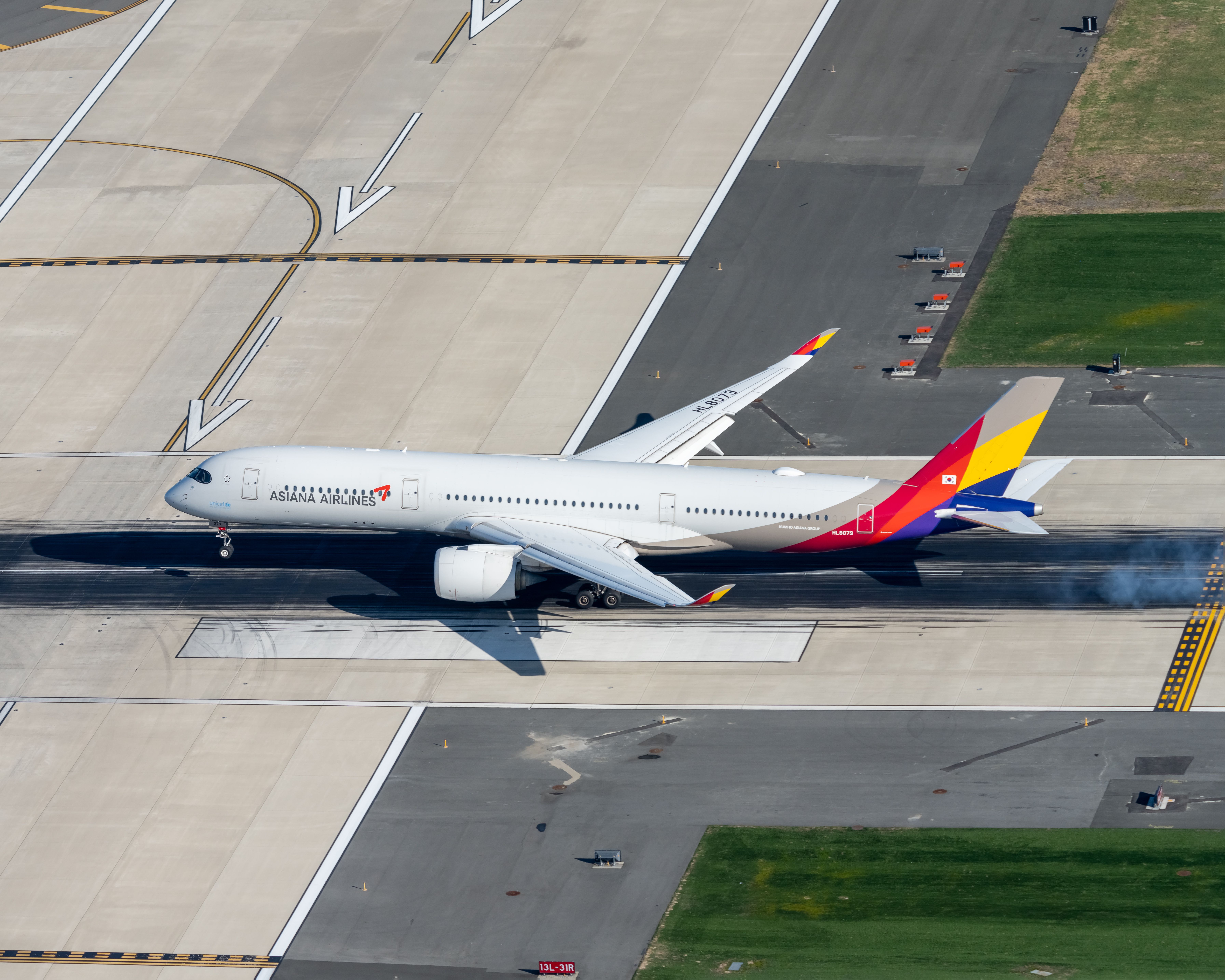 Asiana Airlines Airbus A350-941 HL8079 (1)