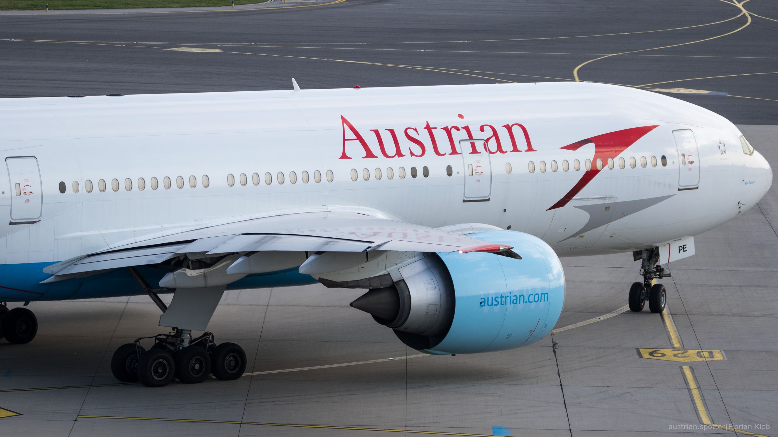 Austrian_Airlines_Boeing_777-200_OE-LPE_(34922242532)