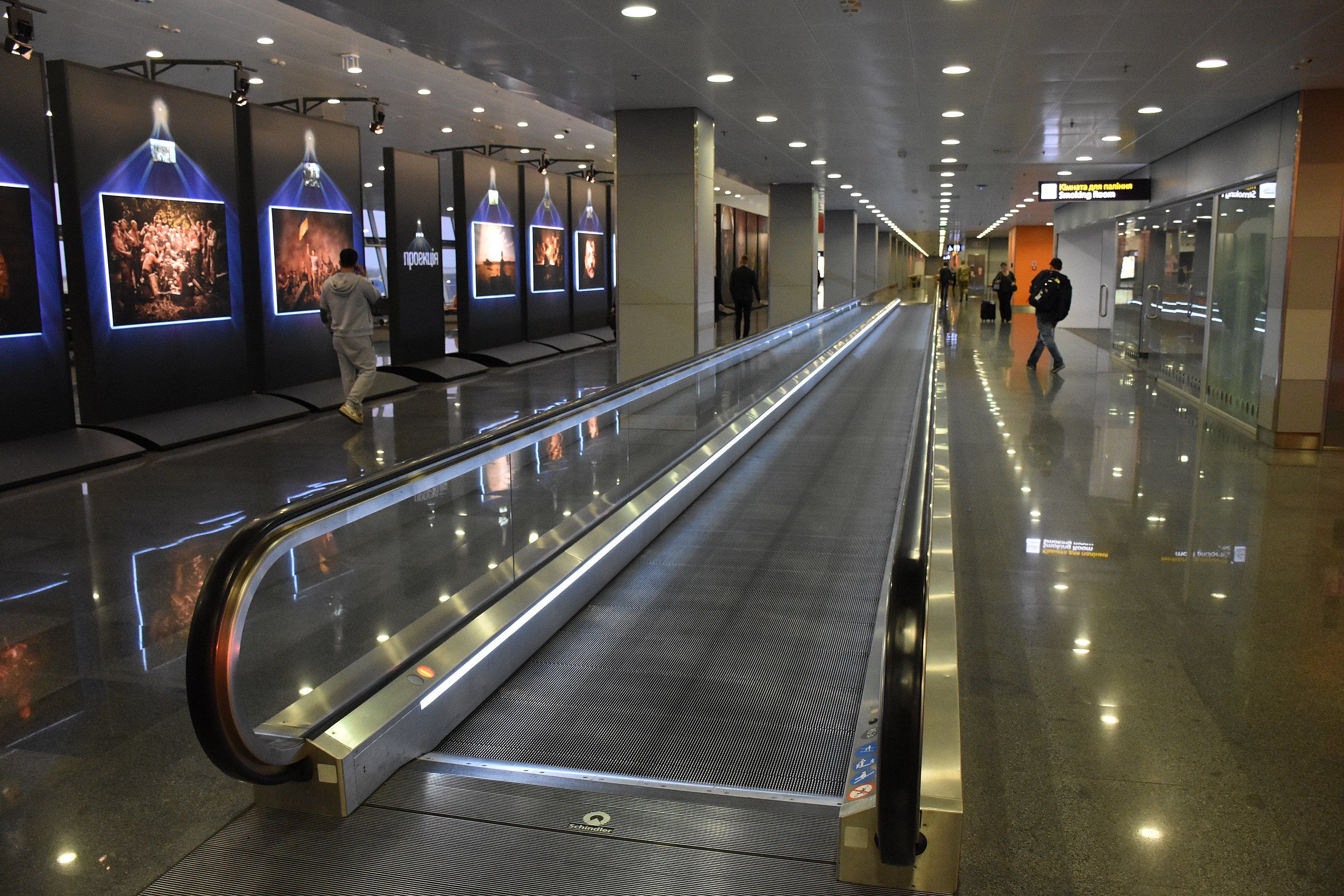 airport walking conveyor belt