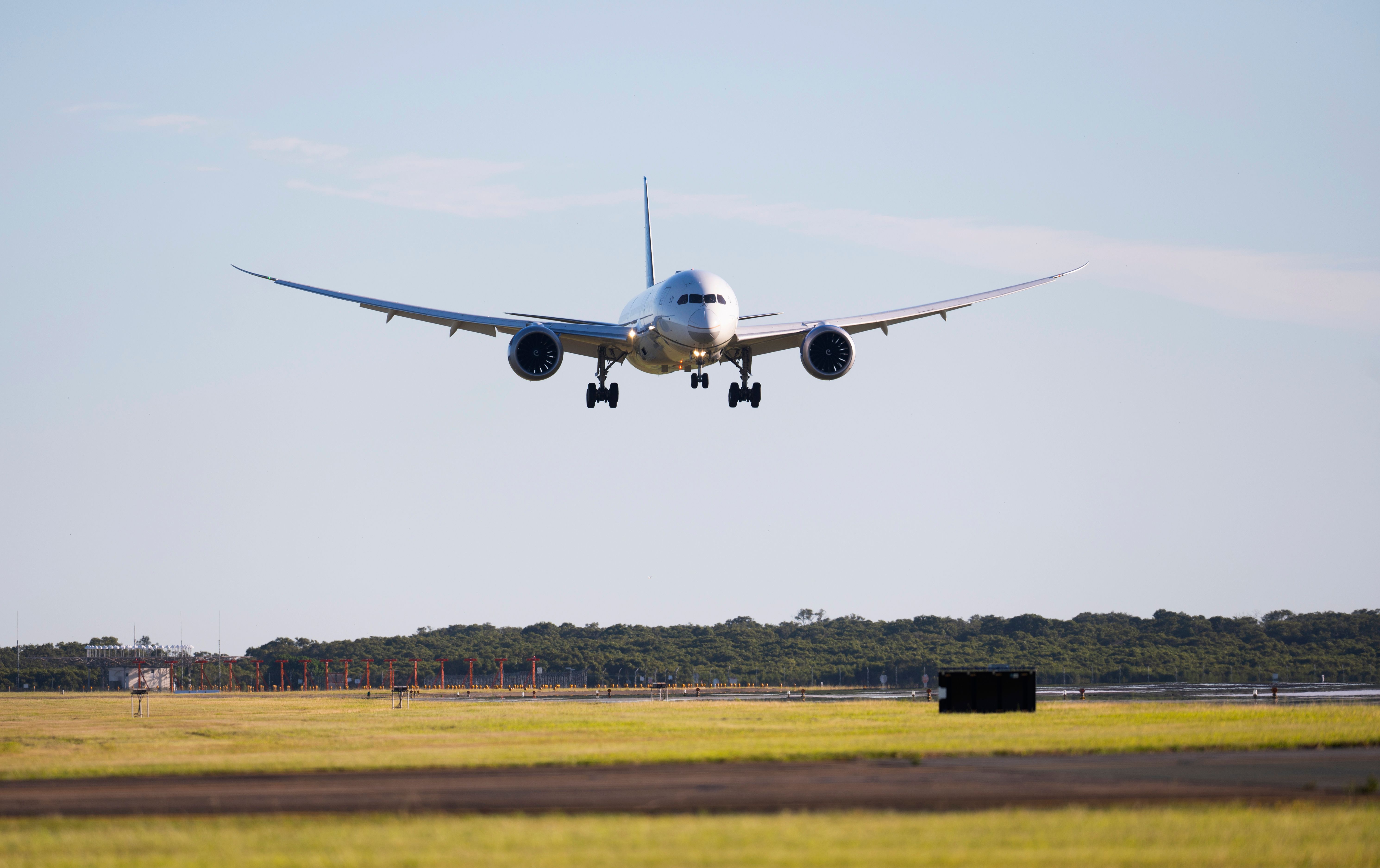 Brisbane Airport United Airlines UA96 landing at Brisbane Airport