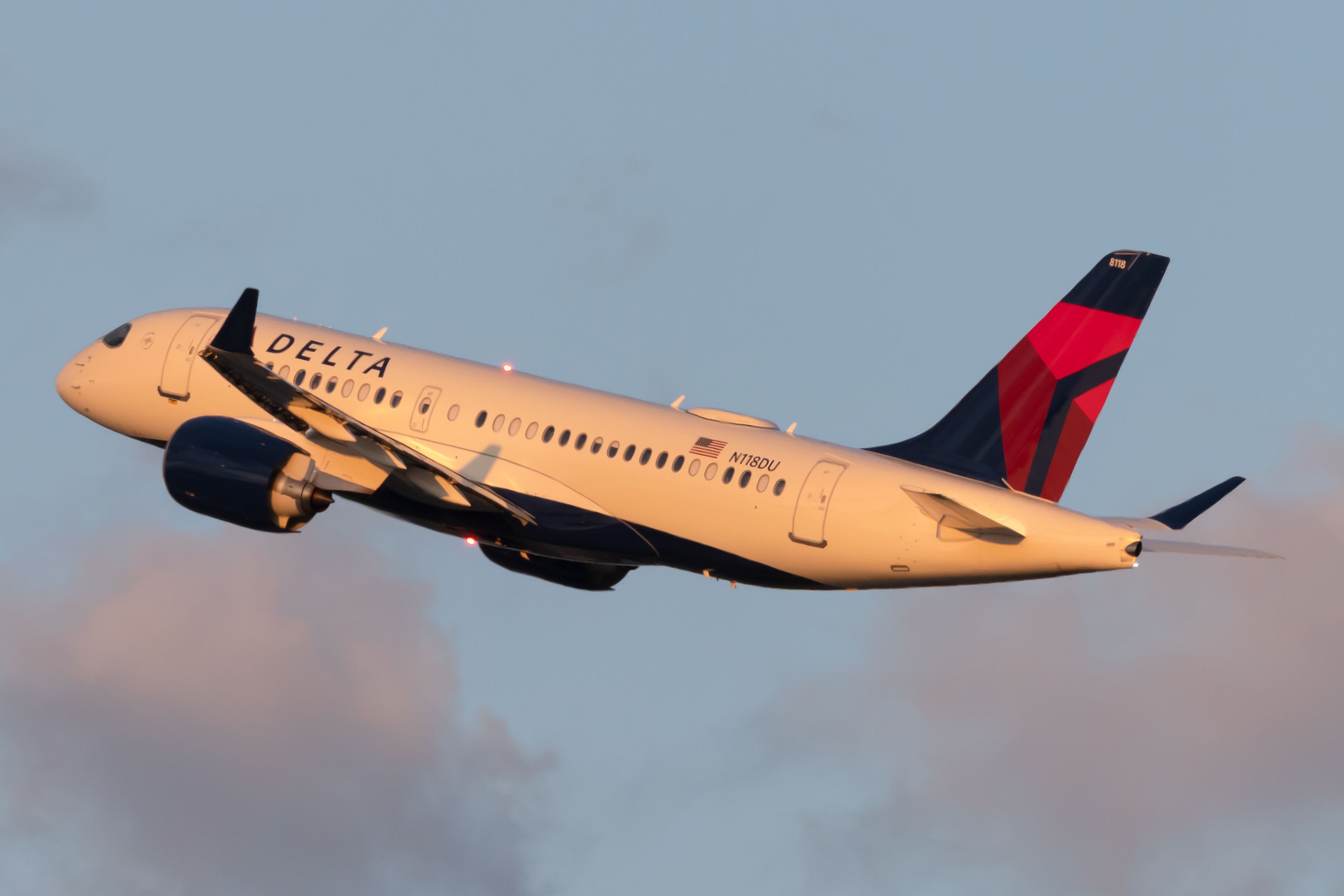 Delta Air Lines Airbus A220-100 N118DU Bank