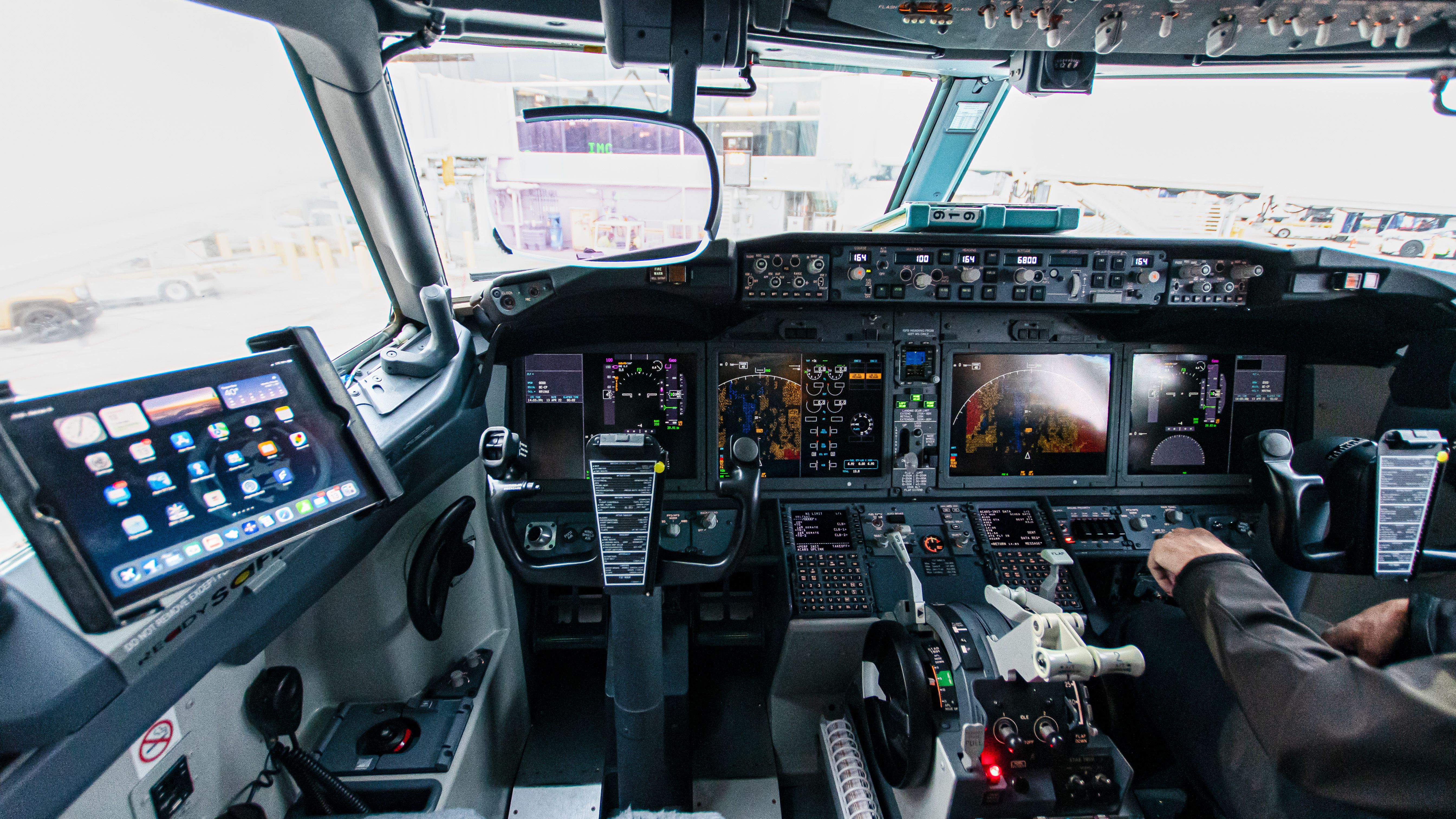 BOEING 737-9 MAX COCKPIT in 16-9 WIDESCREEN