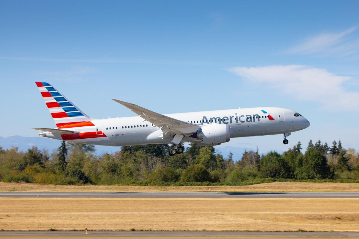 American Airlines Boeing 787-8 landing