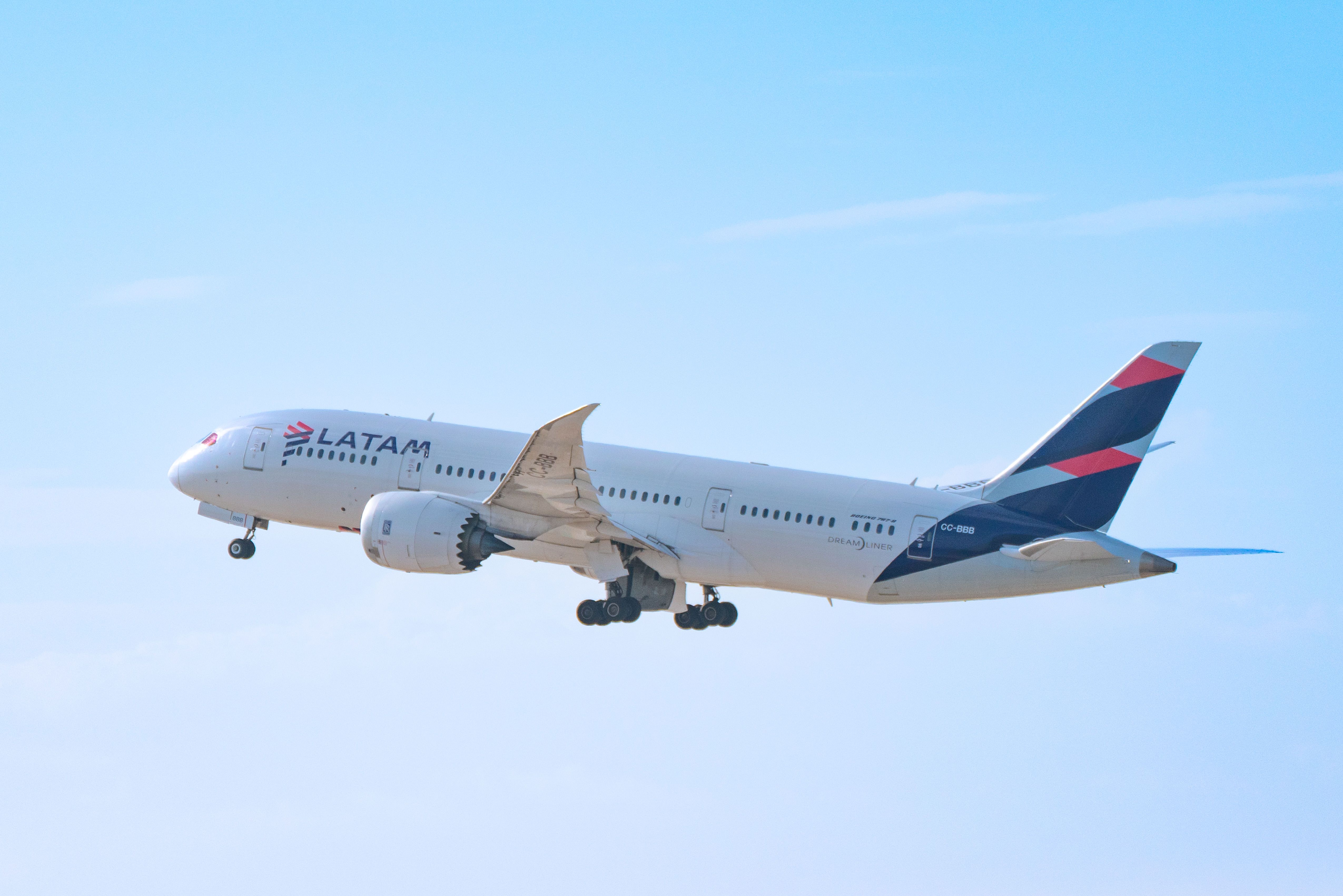 GettyImages-1242219834 - LATAM 'LAN Chile' Airlines Boeing 787-8 takes off from Los Angeles international Airport on July 30, 2022 in Los Angeles, California