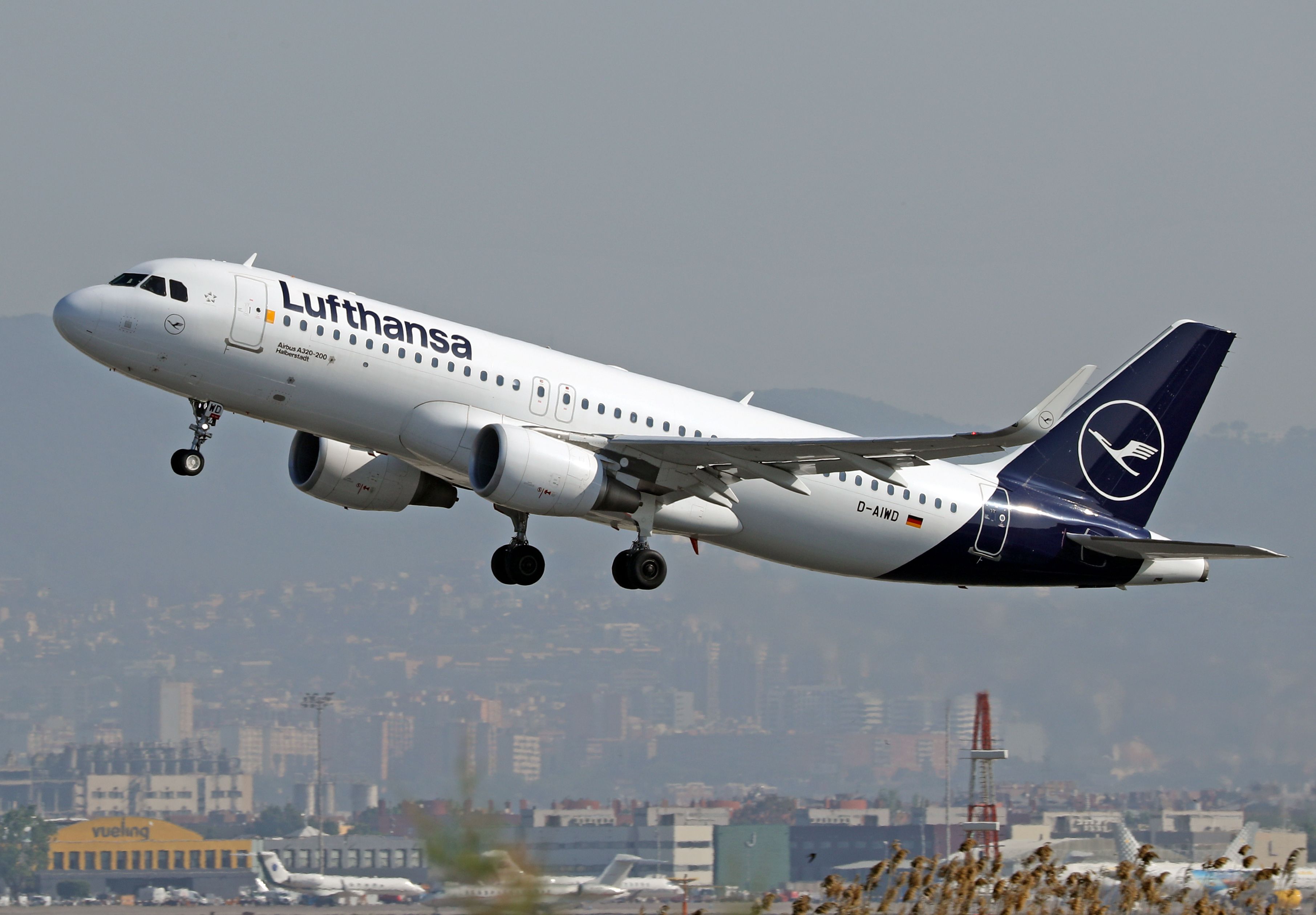 Lufthansa A320 taking off 
