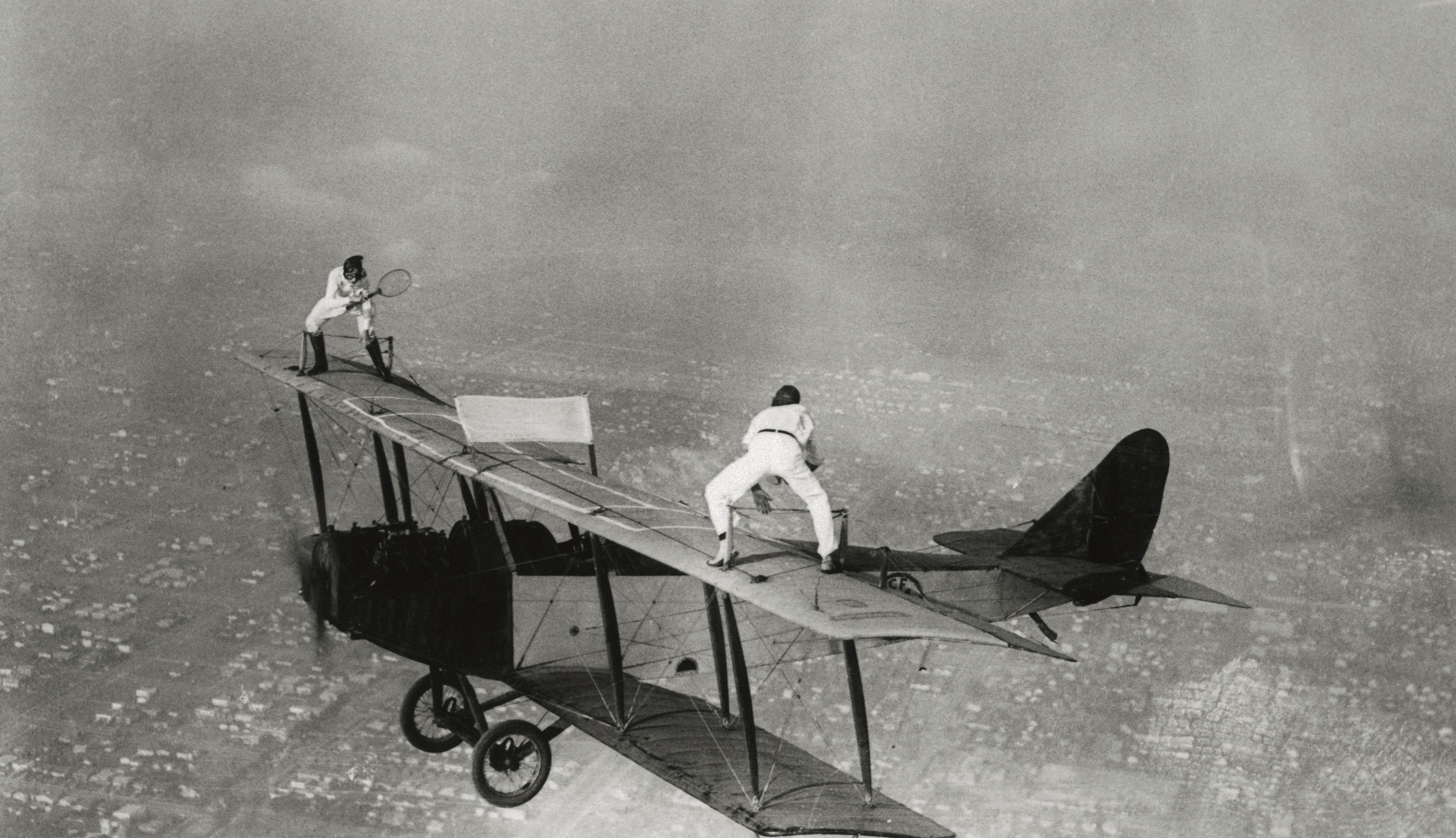 Самолет пожилые люди. Глэдис Рой. Старые самолеты. Ретро самолет. Самолеты 20 века.