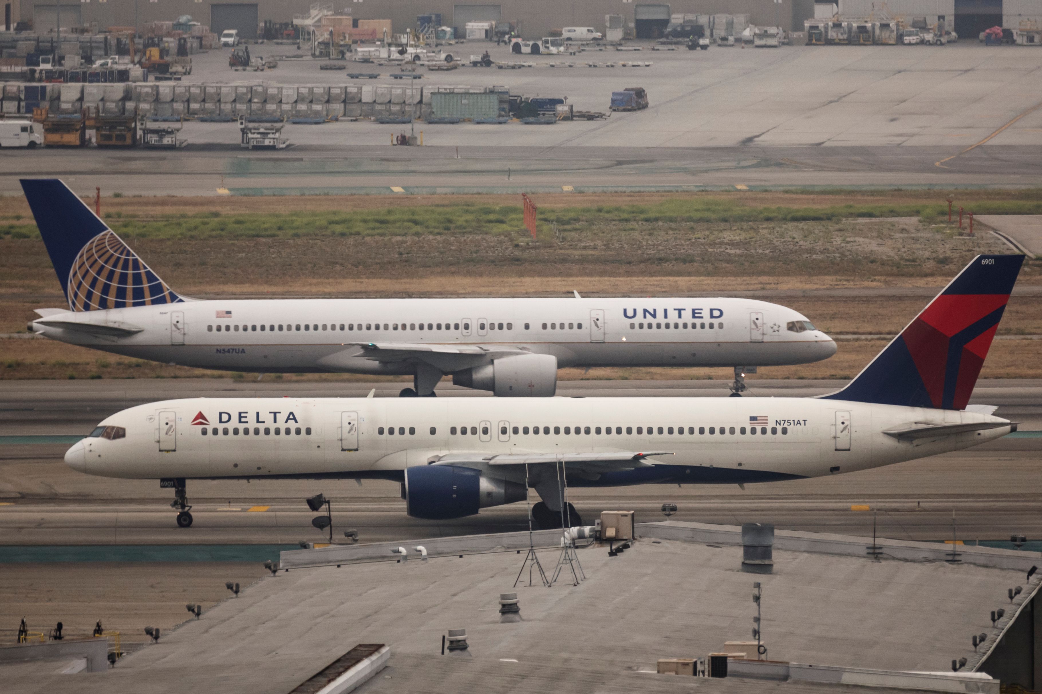 Boeing 757s of United and Delta Air Lines at LAX
