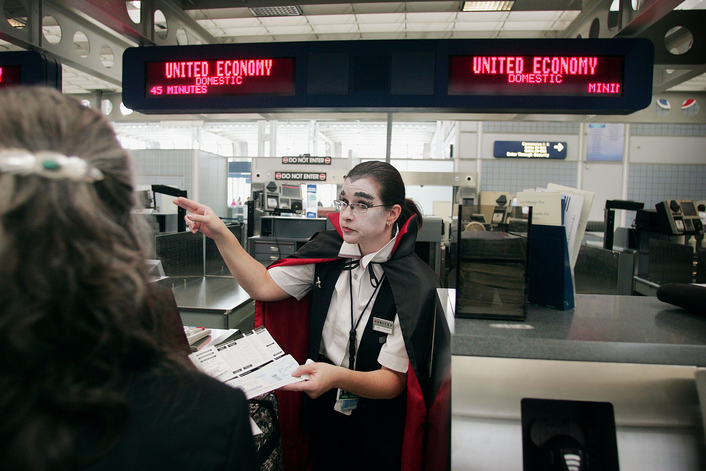 GettyImages-HalloweenAirport